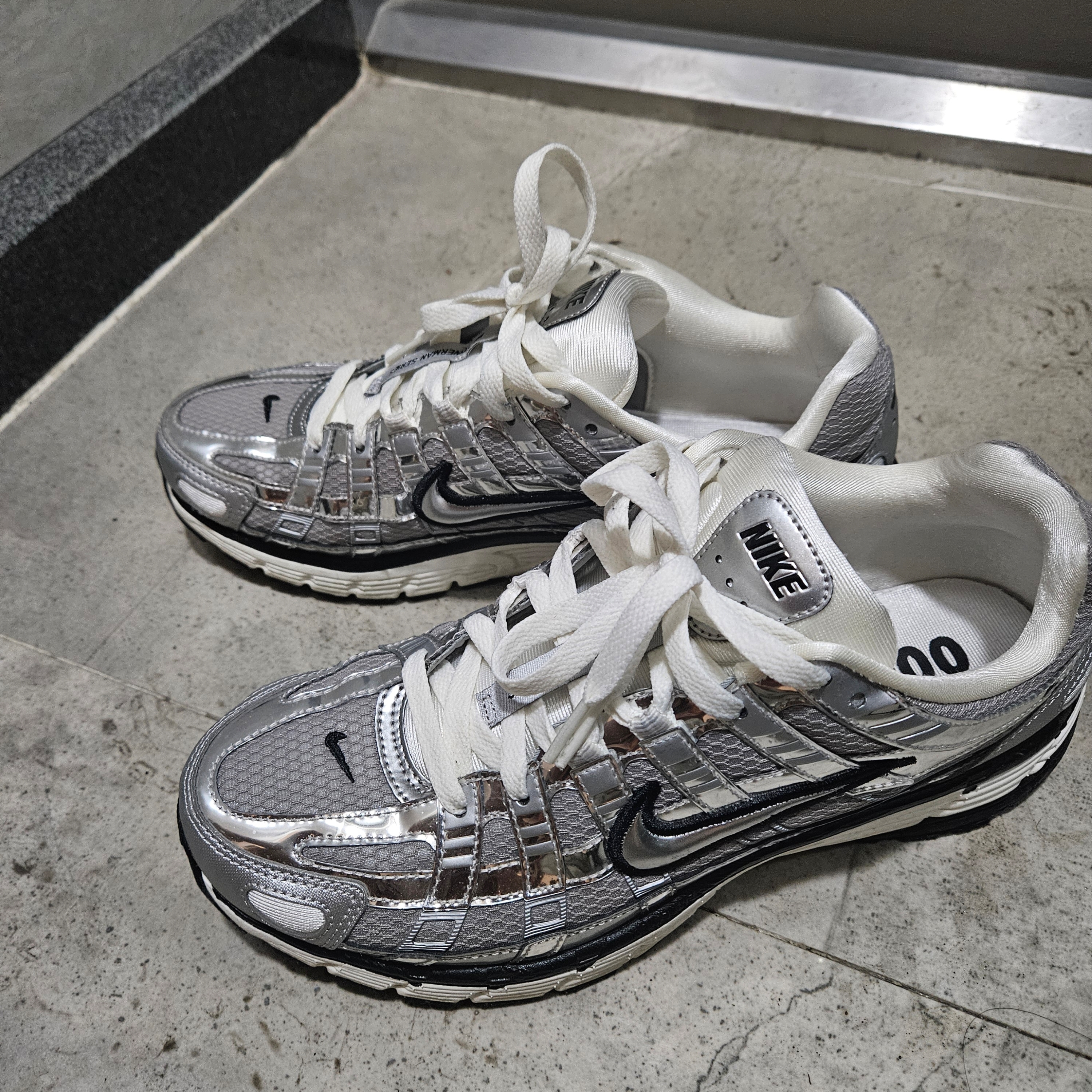 Nike P-6000 Metallic Silver 착용 스타일