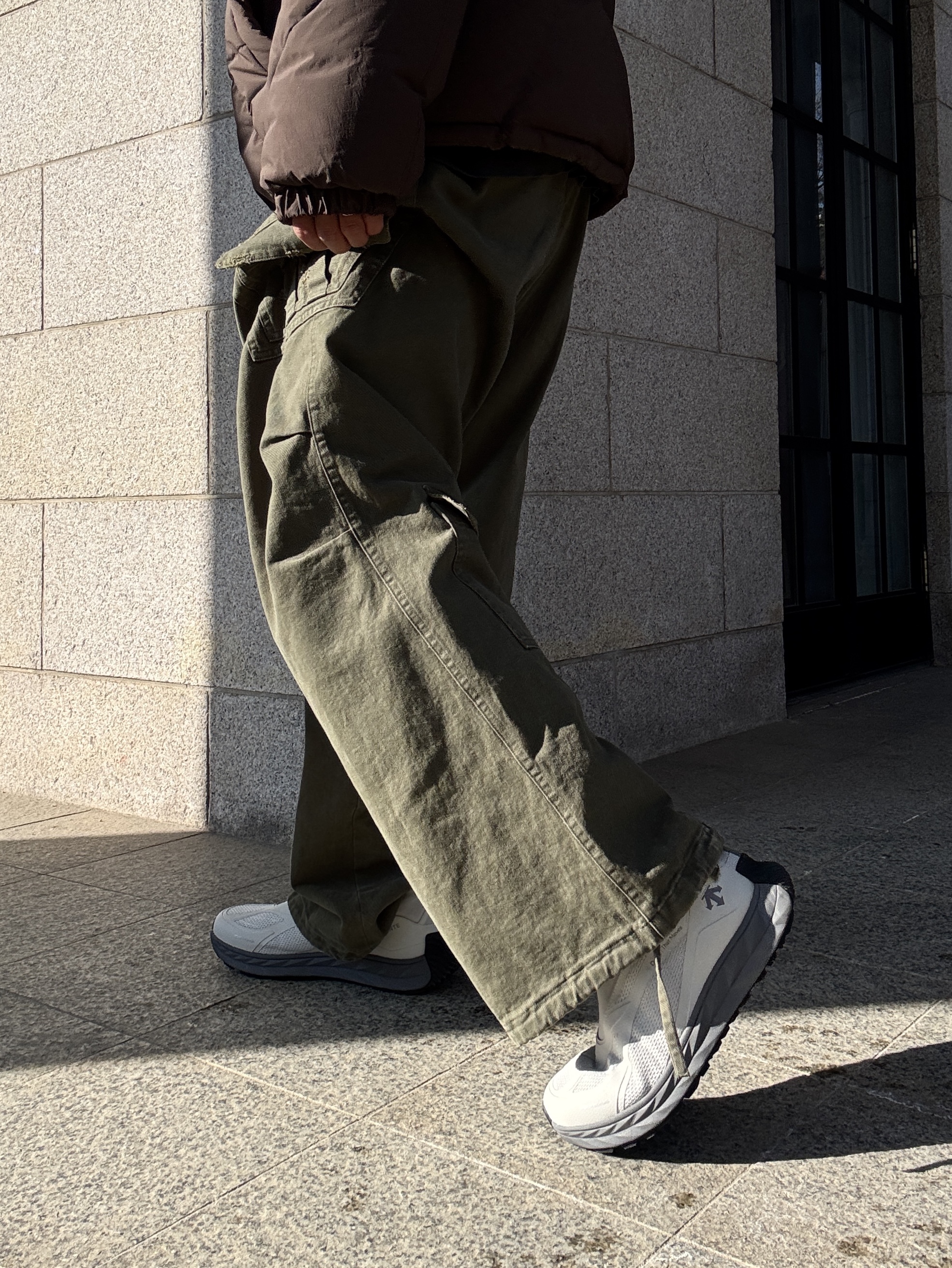 Nonnod Double Pocket Cargo Pants Vintage Khaki 착용 스타일 - 3