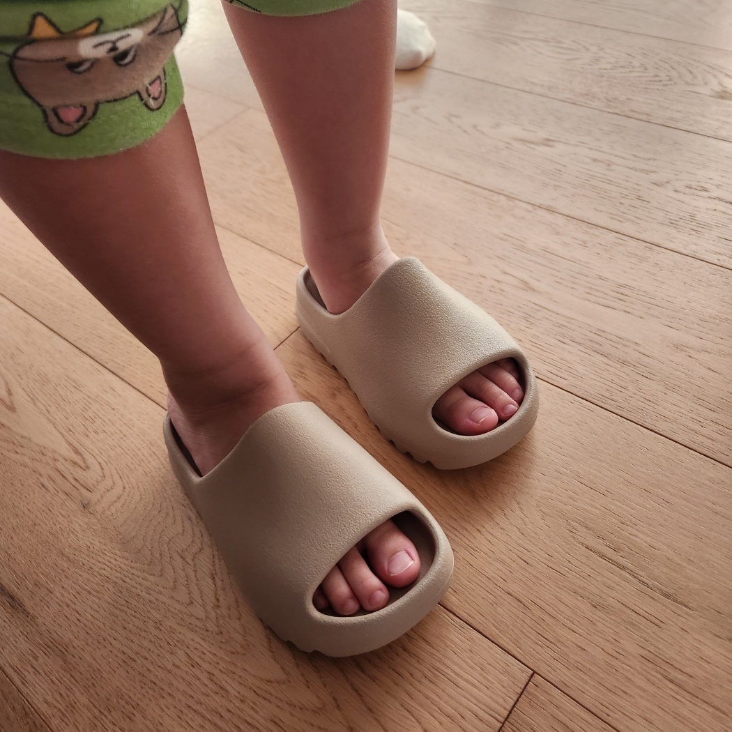(Kids) Adidas Yeezy Slide Pure - Re-Release Ver. 착용 스타일