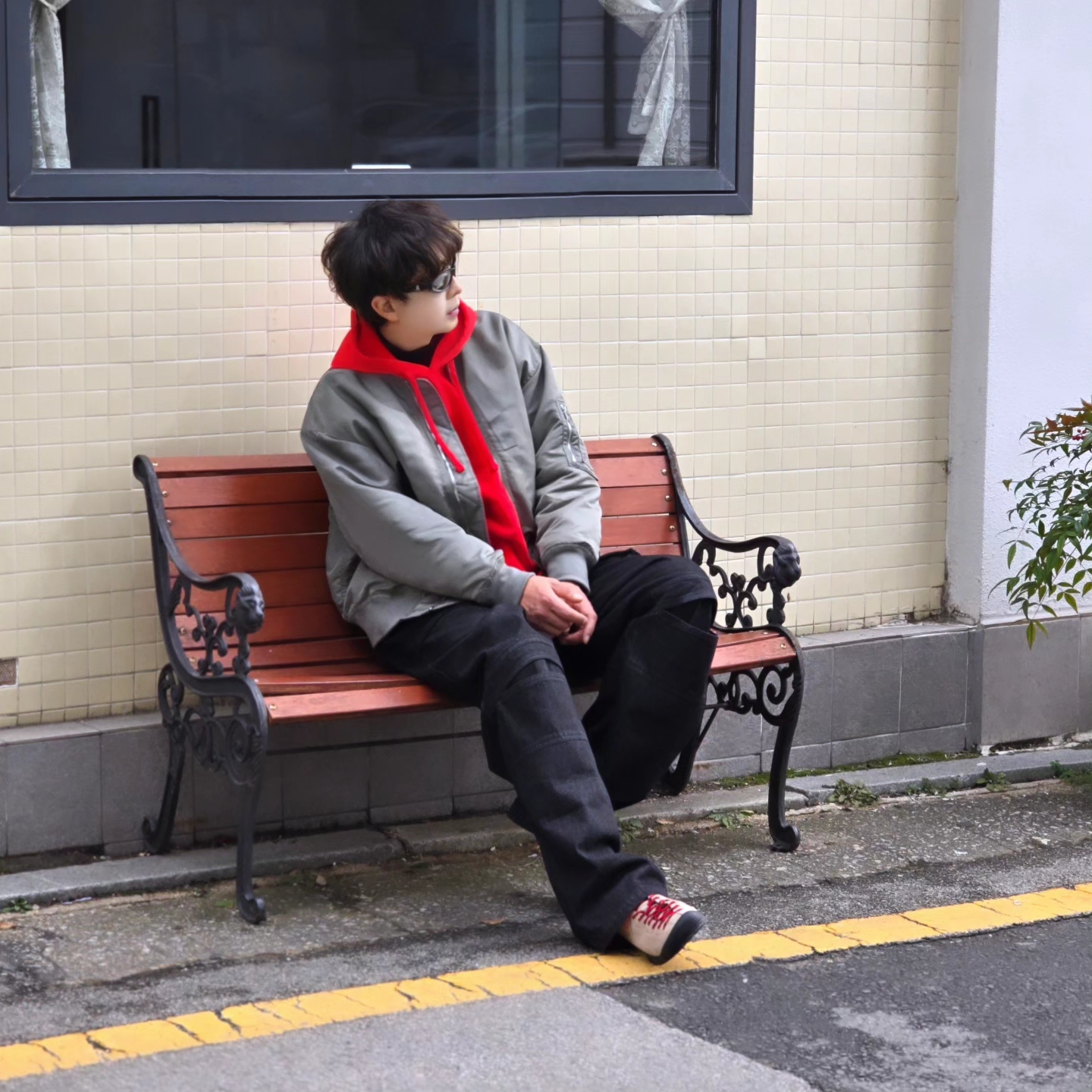 Stussy Beach Roots Hoodie Red, Keen Jasper Suede Sneakers Silver Mink 착용 스타일 - 5