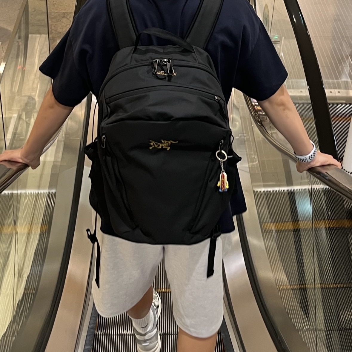 Arc'teryx Mantis 26 Backpack Black 착용 스타일