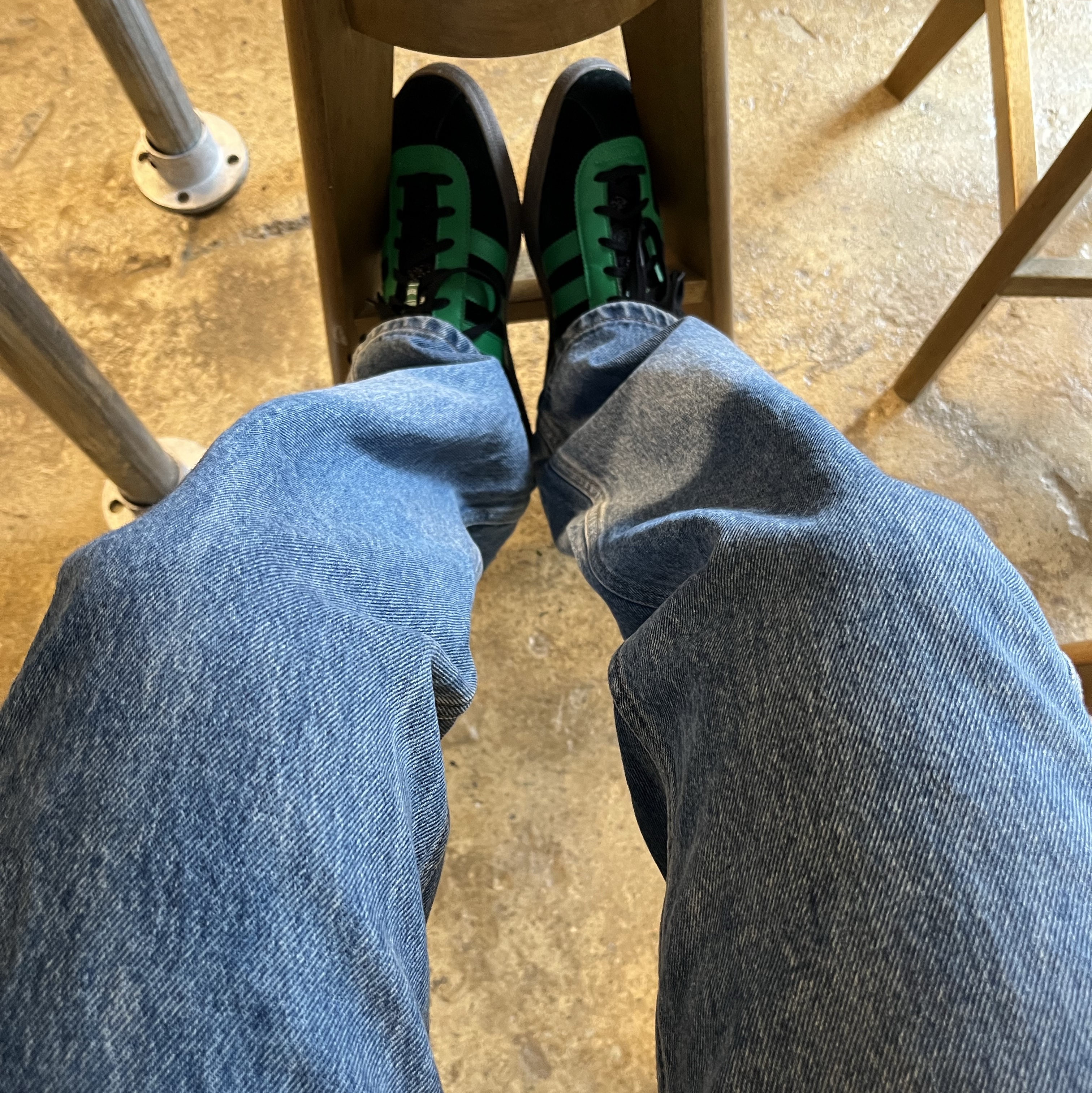 Adidas London Core Black Green 착용 스타일
