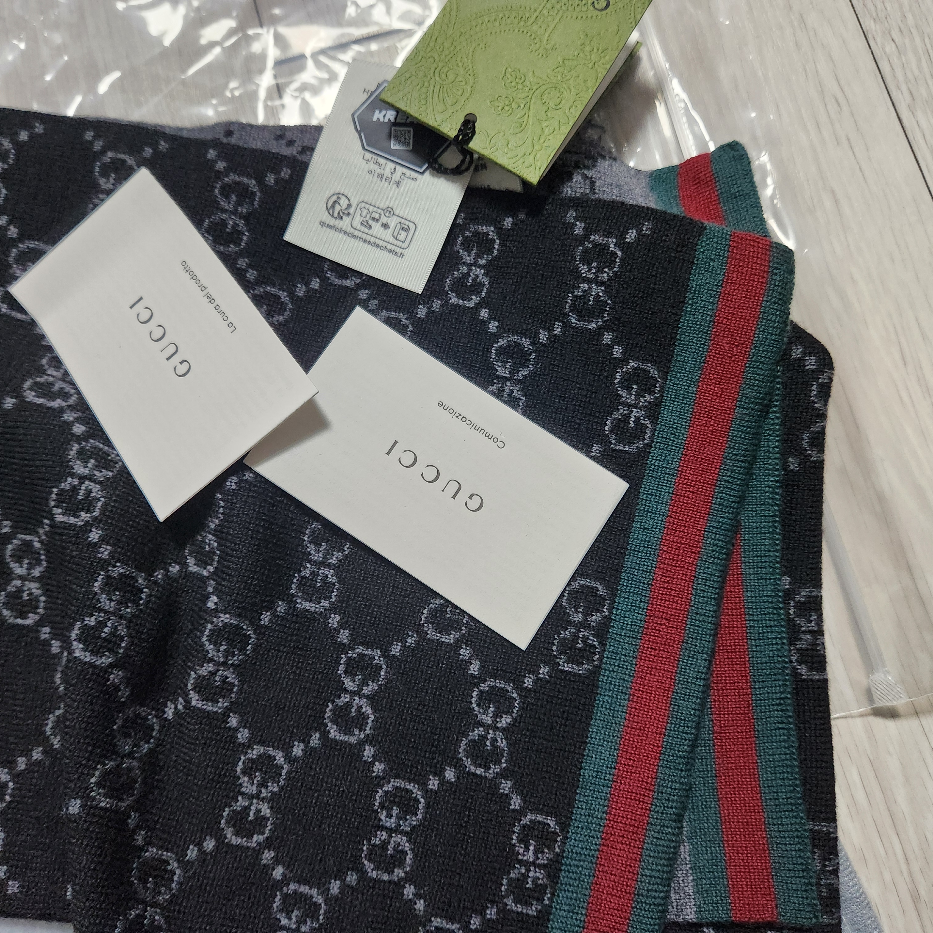 Gucci GG Two-Tone Wool Muffler Black 착용 스타일