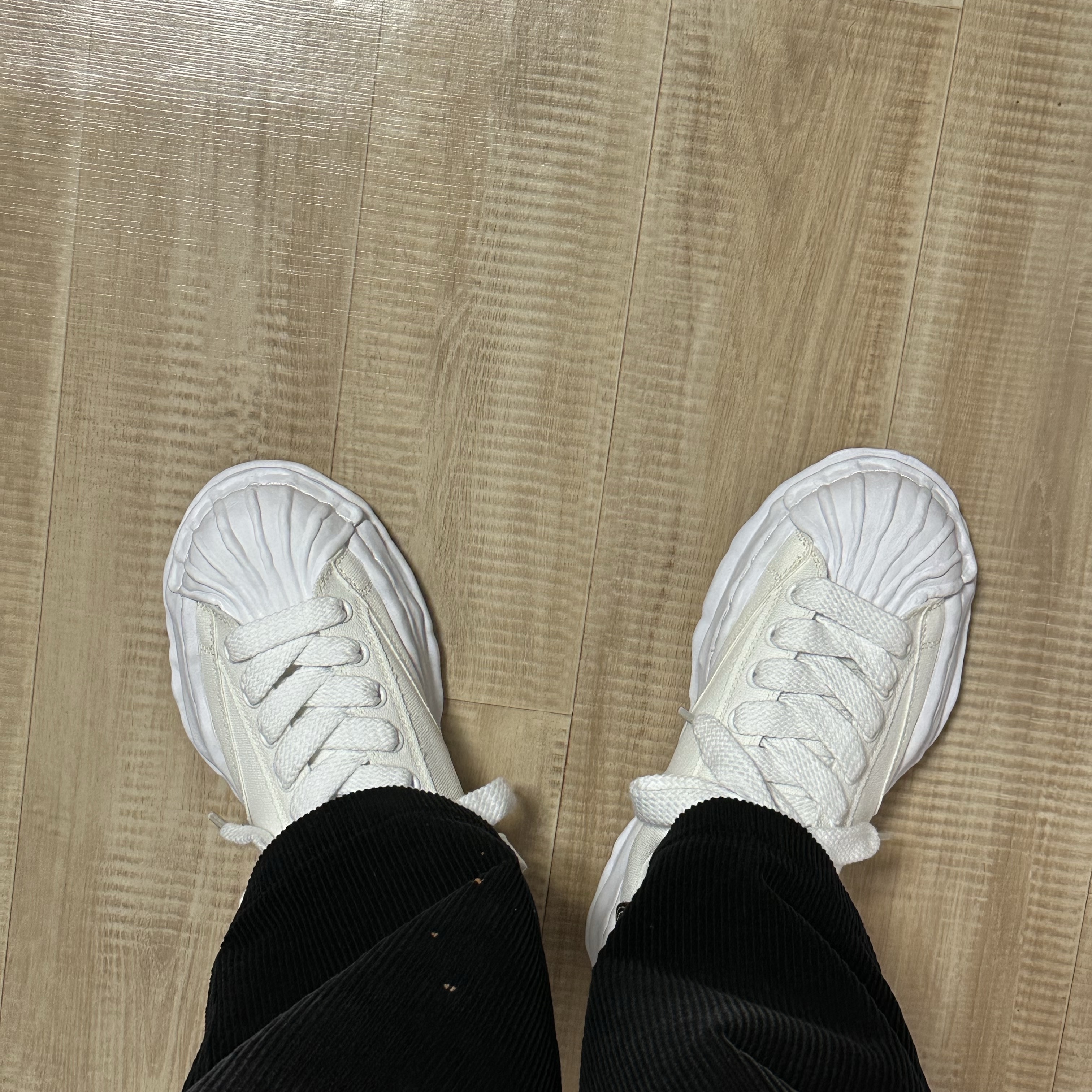 Maison Mihara Yasuhiro Blakey OG Sole Canvas Low-top Sneakers White 착용 스타일