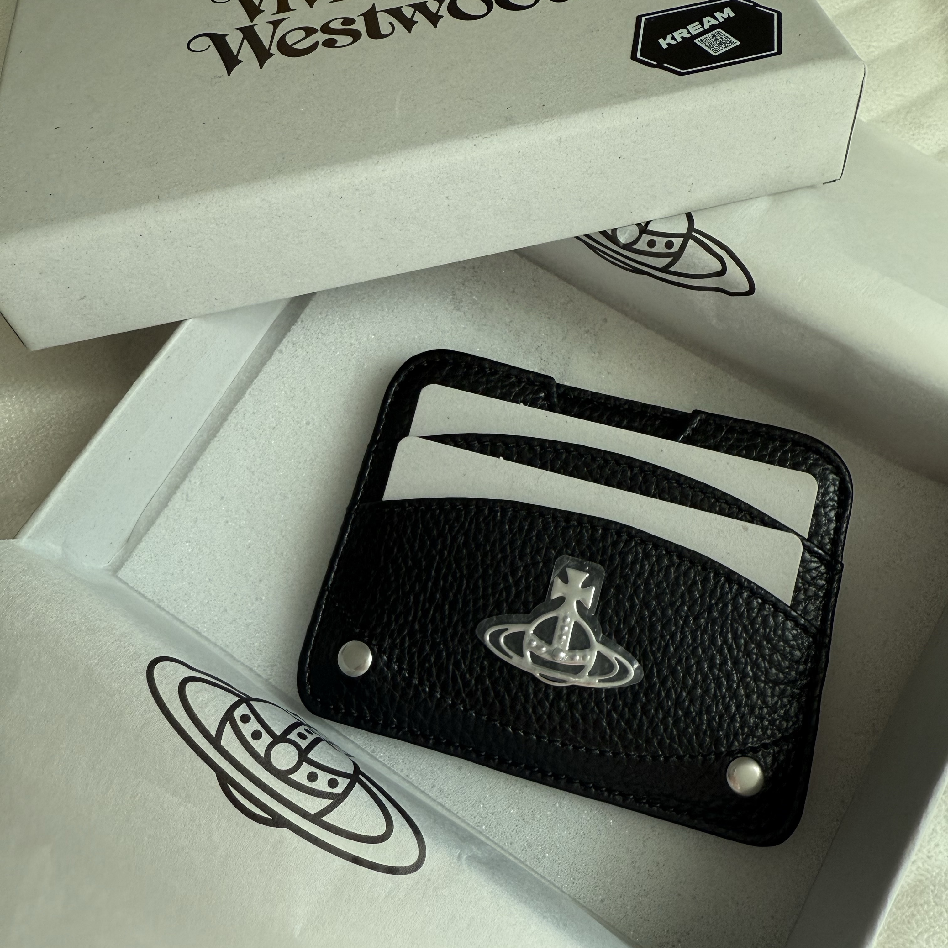 Vivienne Westwood Half Moon Card Holder Black 착용 스타일