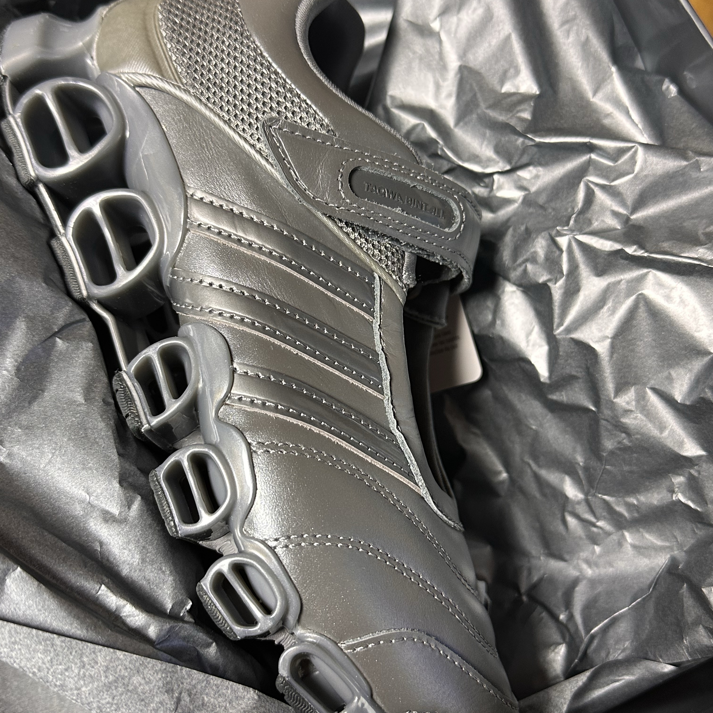 (W) Adidas x Taqwa Bint Ali Megaride Mary Jane Iron Metallic Cyber Metallic 착용 스타일 - 1