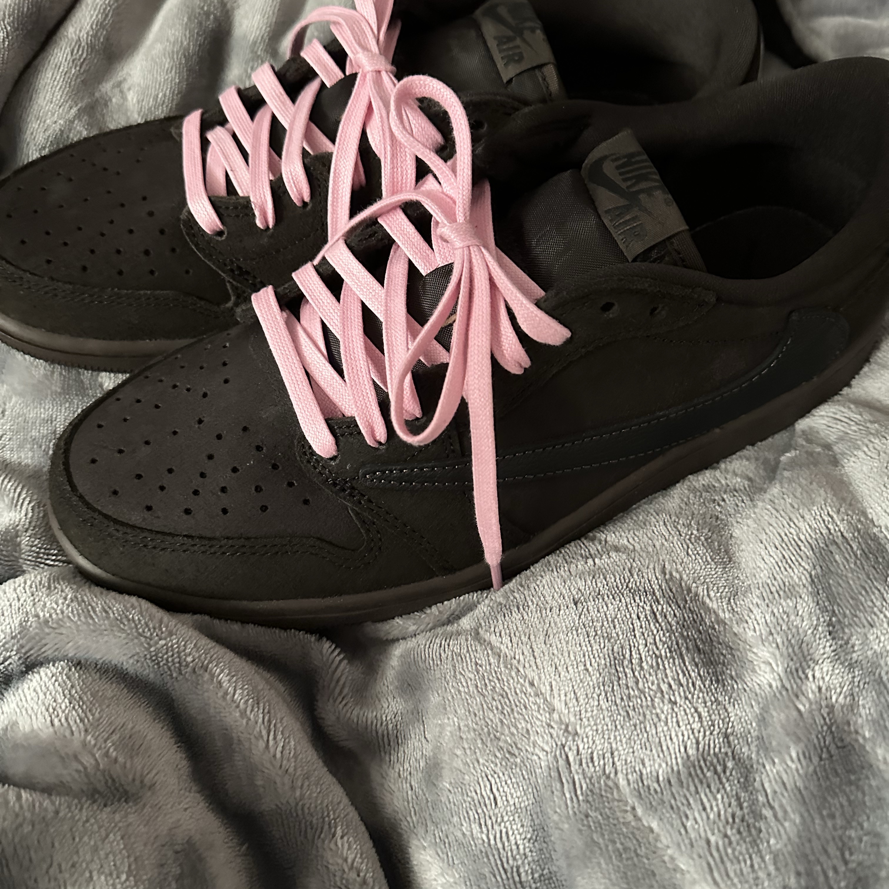 Jordan 1 x Travis Scott Retro Low OG SP Velvet Brown and Dark Mocha 착용 스타일 - 1