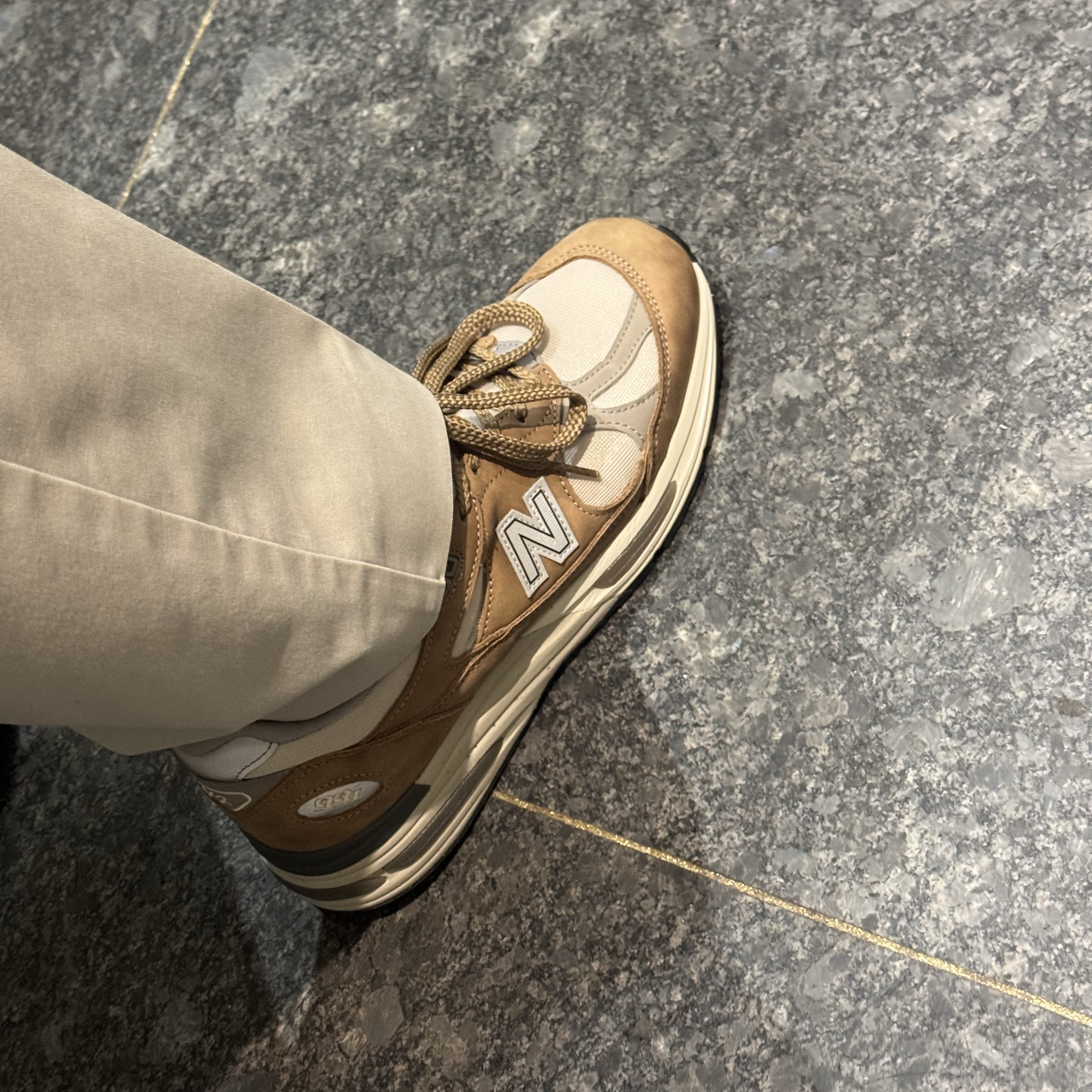 New Balance 991v2 Made in UK Coco Mocca 착용 스타일 - 3