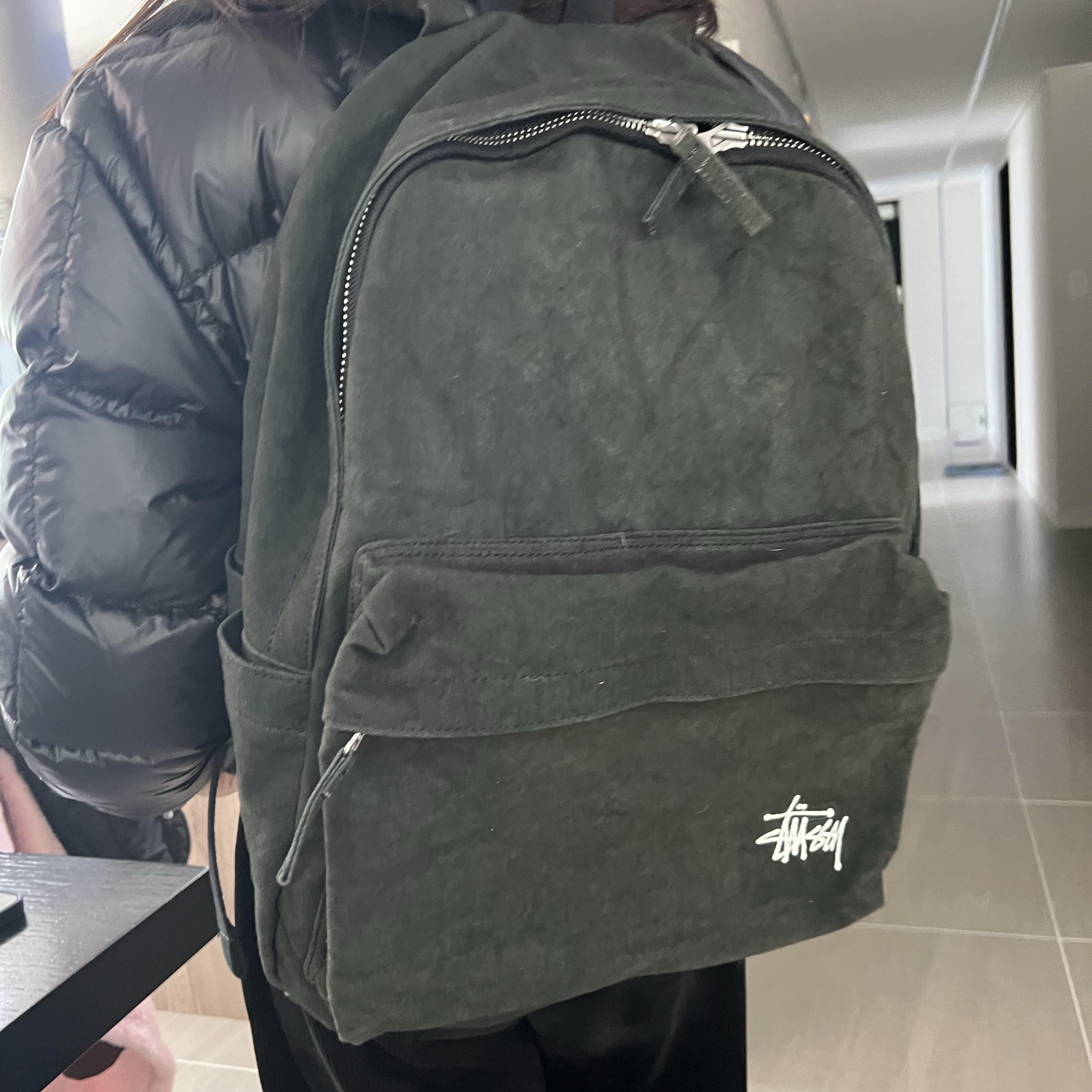Stussy Canvas Backpack Washed Black 착용 스타일 - 2