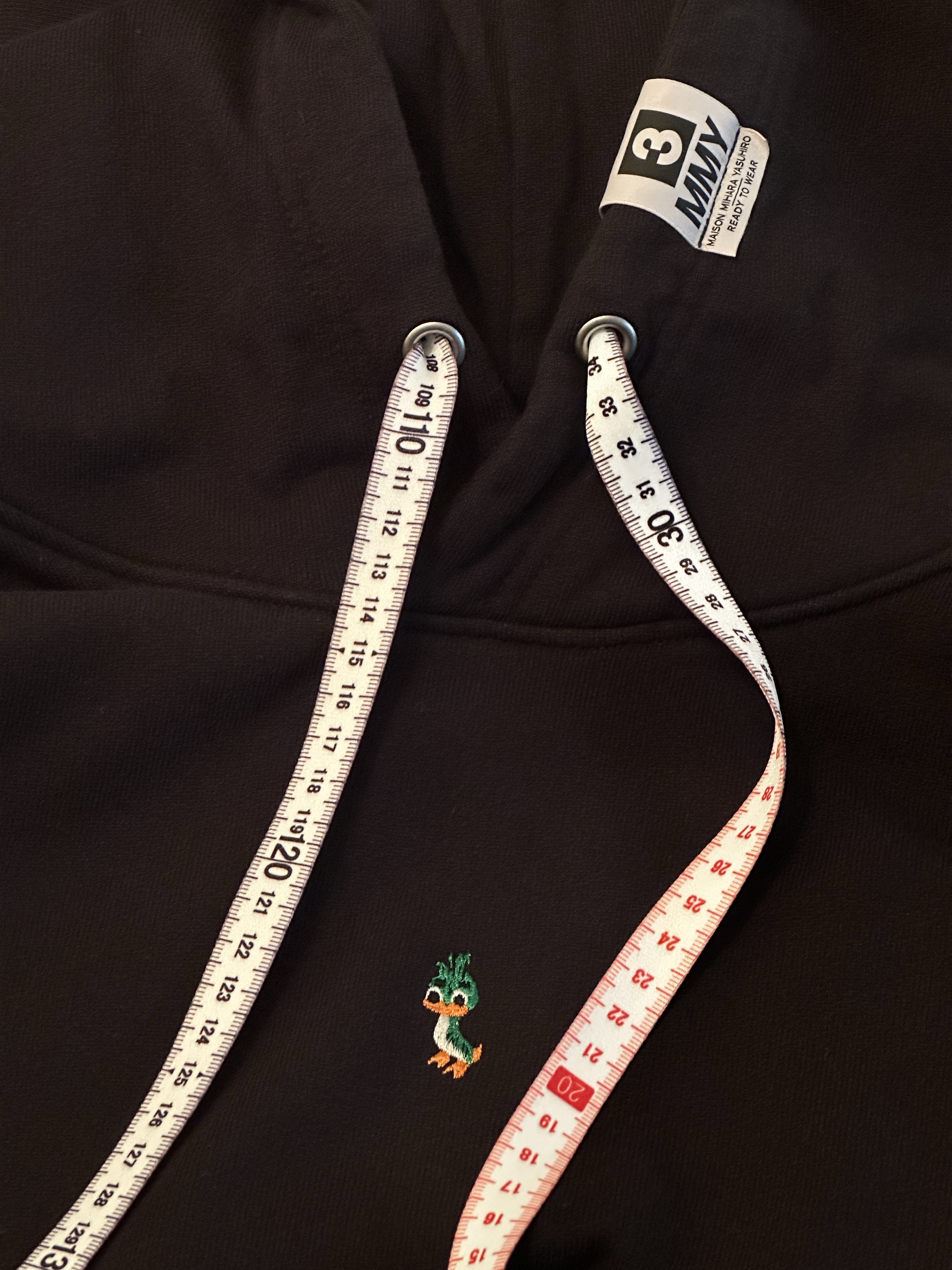 Maison Mihara Yasuhiro Duck Embroidered Hoodie Black 착용 스타일