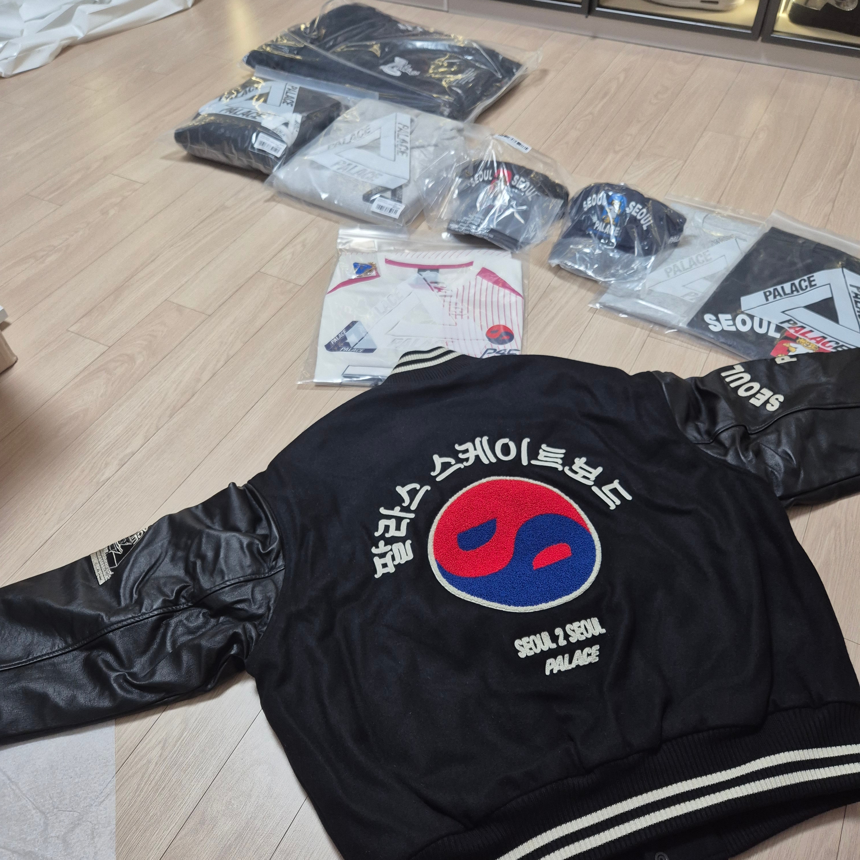 Palace Seoul 2 Seoul Varsity Jacket Black - 25SS, Palace Seoul 2 Seoul 6-Panel Cap Black - 25SS 착용 스타일 - 6