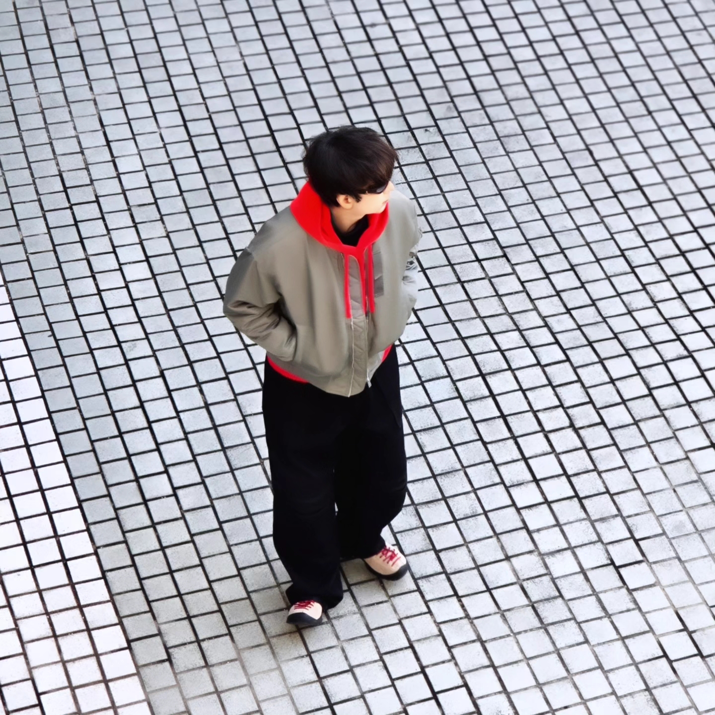 Stussy Beach Roots Hoodie Red, Keen Jasper Suede Sneakers Silver Mink 착용 스타일 - 1