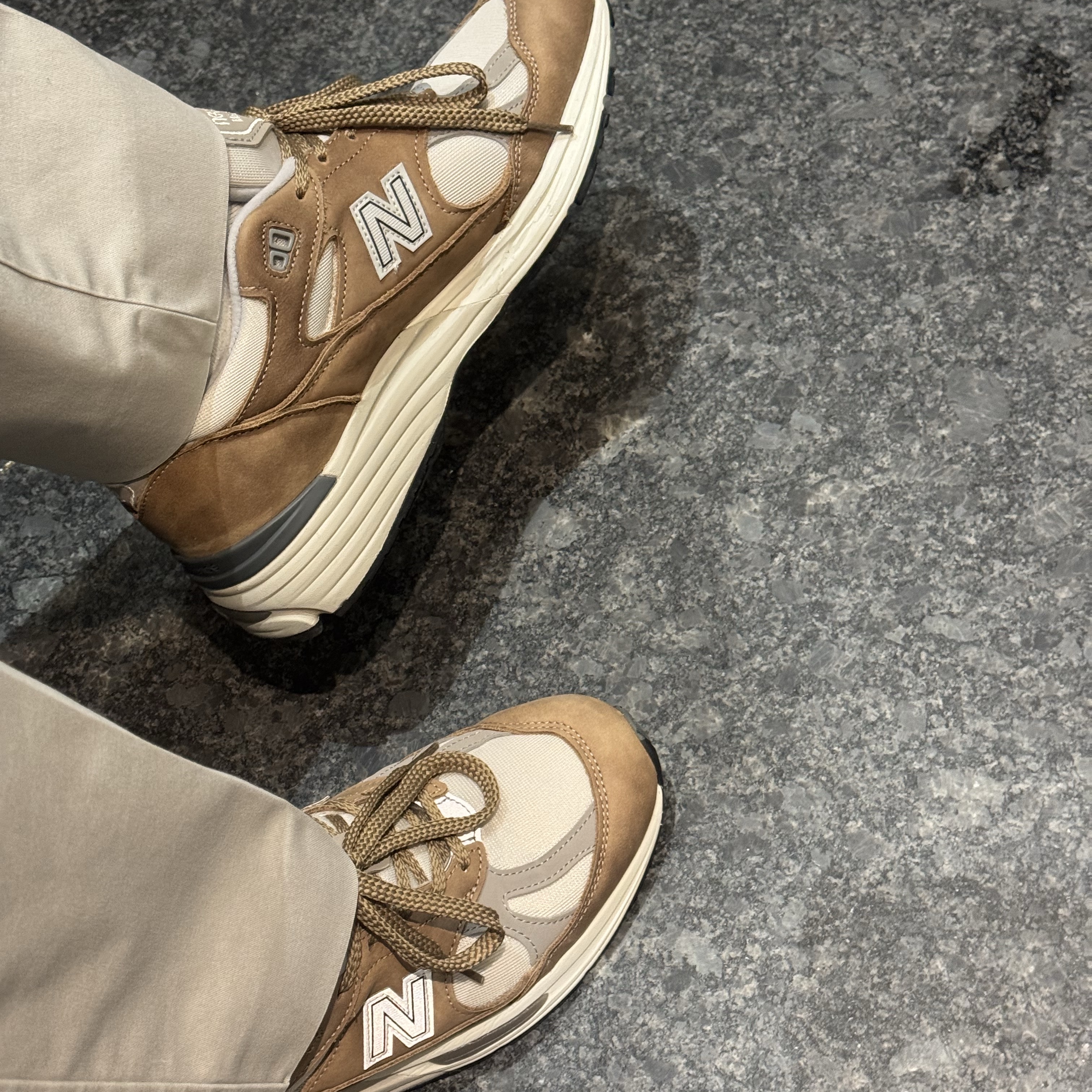 New Balance 991v2 Made in UK Coco Mocca 착용 스타일 - 2