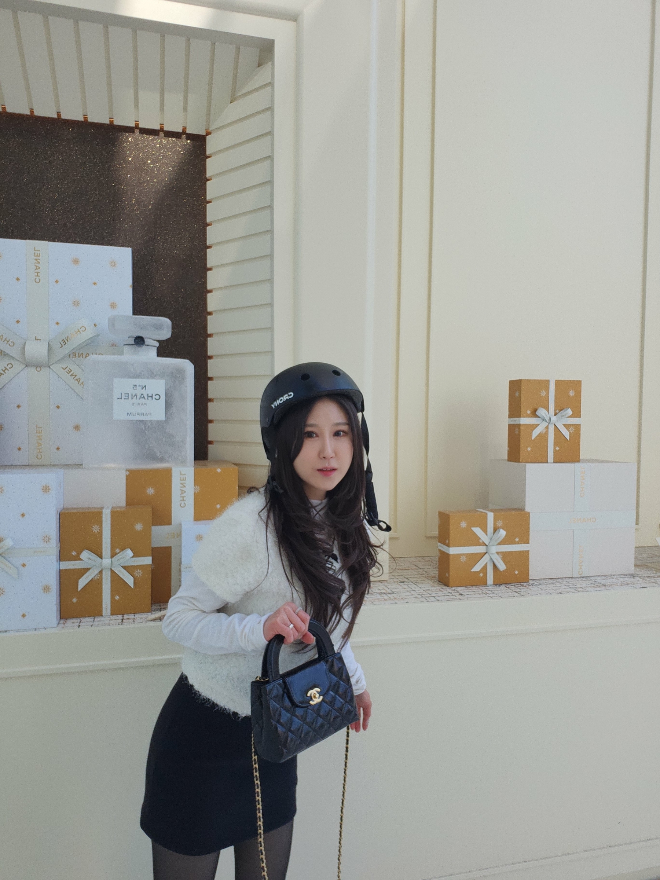 Chanel Mini Shopping Bag Shiny Aged Calfskin & Gold Black 착용 스타일 - 8