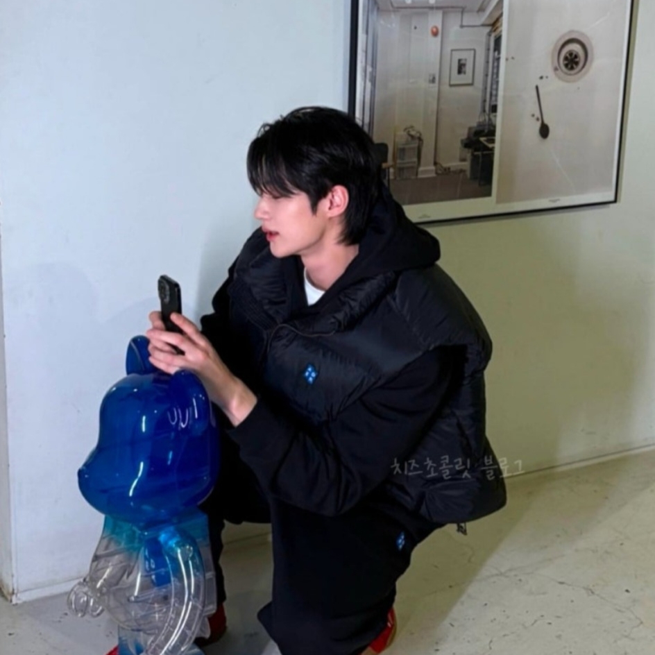 Bearbrick x Ader Error 100% 착용 스타일 - 3