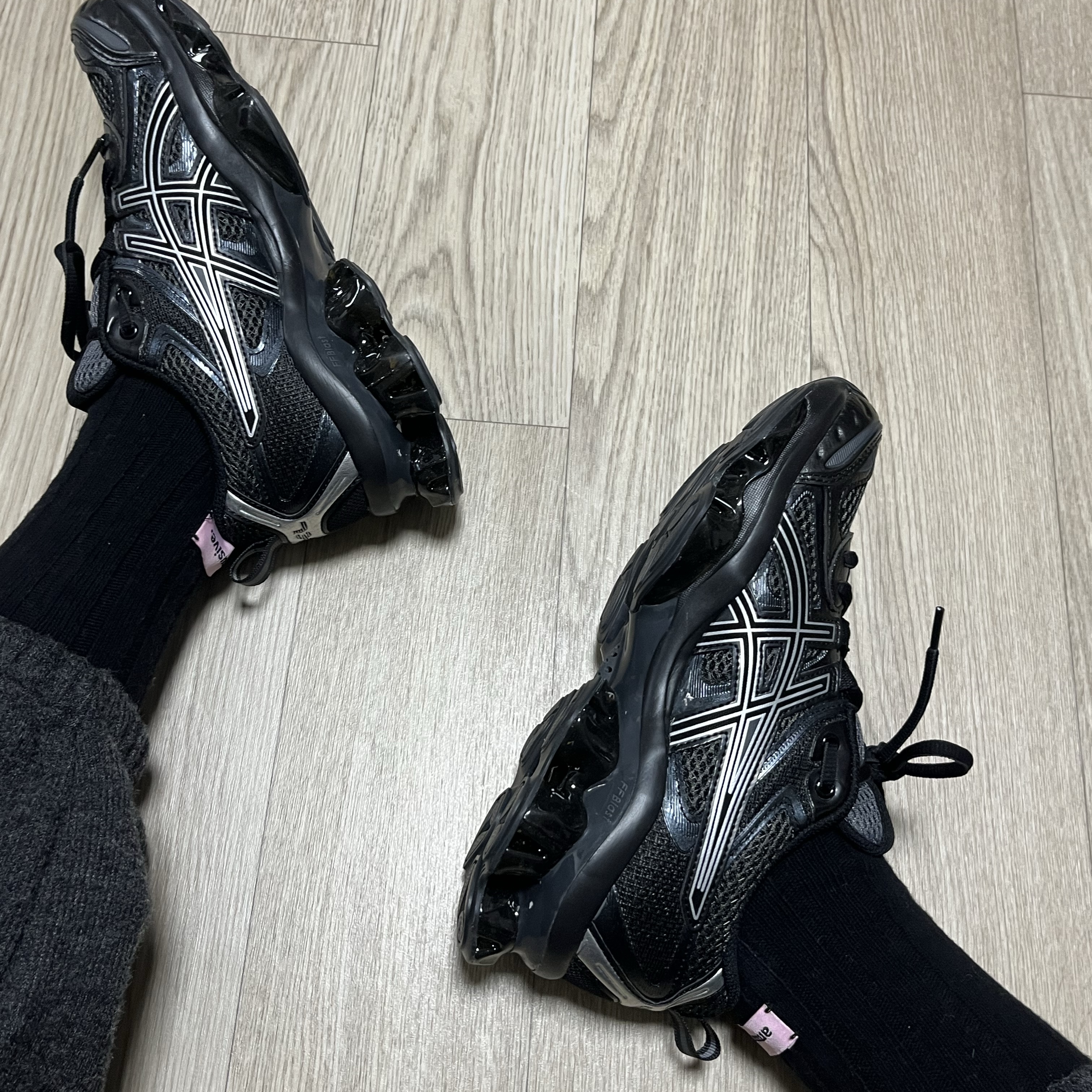 Asics Gel-Quantum Kinetic Graphite Grey Black 착용 스타일
