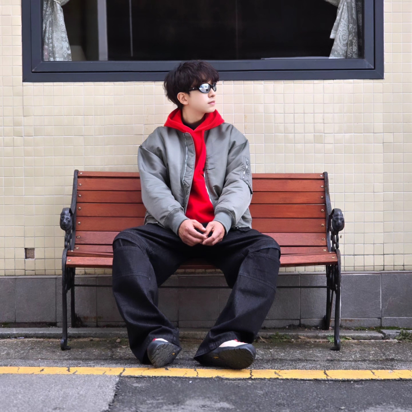 Stussy Beach Roots Hoodie Red, Keen Jasper Suede Sneakers Silver Mink 착용 스타일 - 8