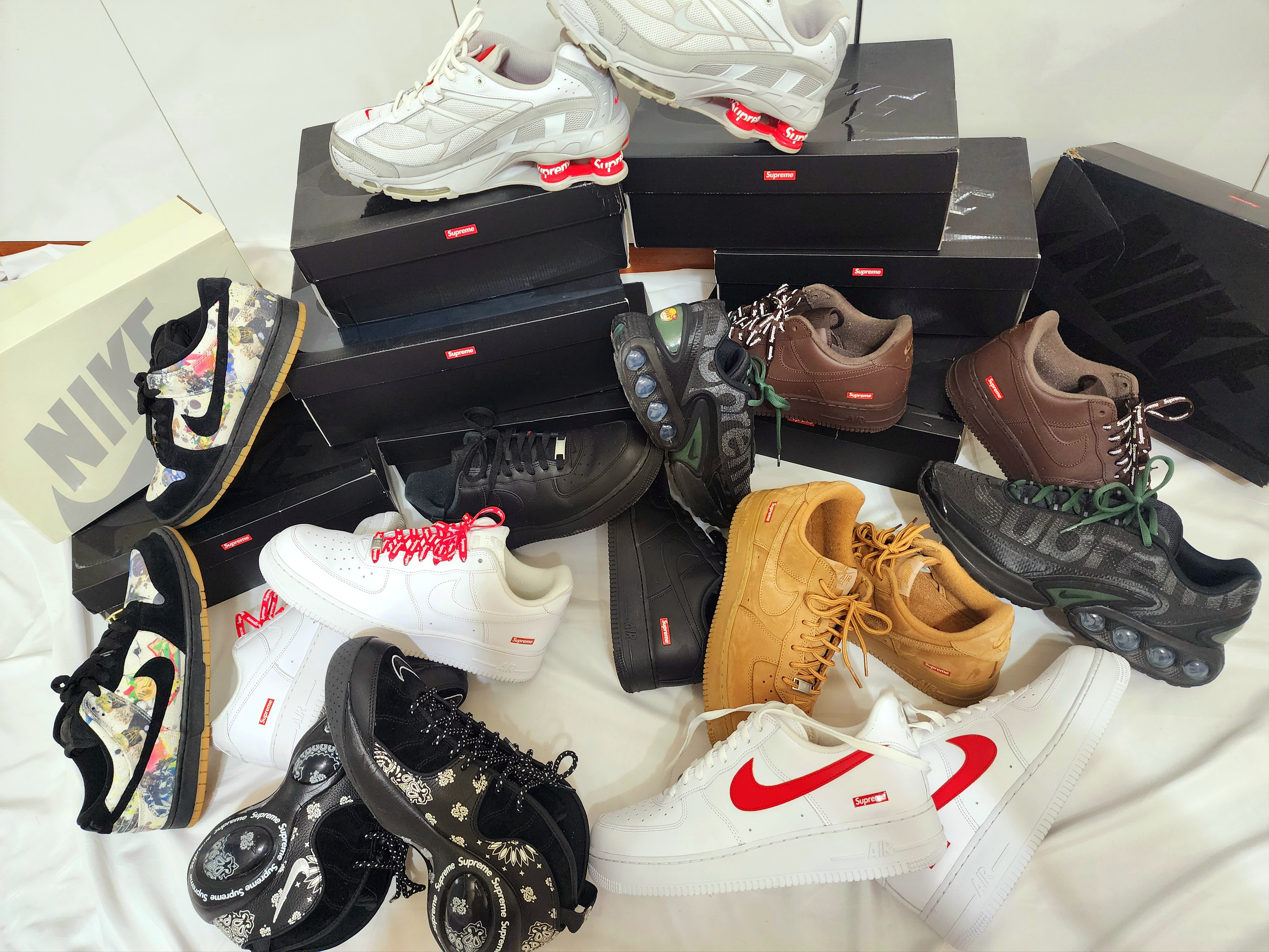 Nike x Supreme Air Force 1 Low White, Nike x Supreme Air Force 1 Low Black 착용 스타일 - 1