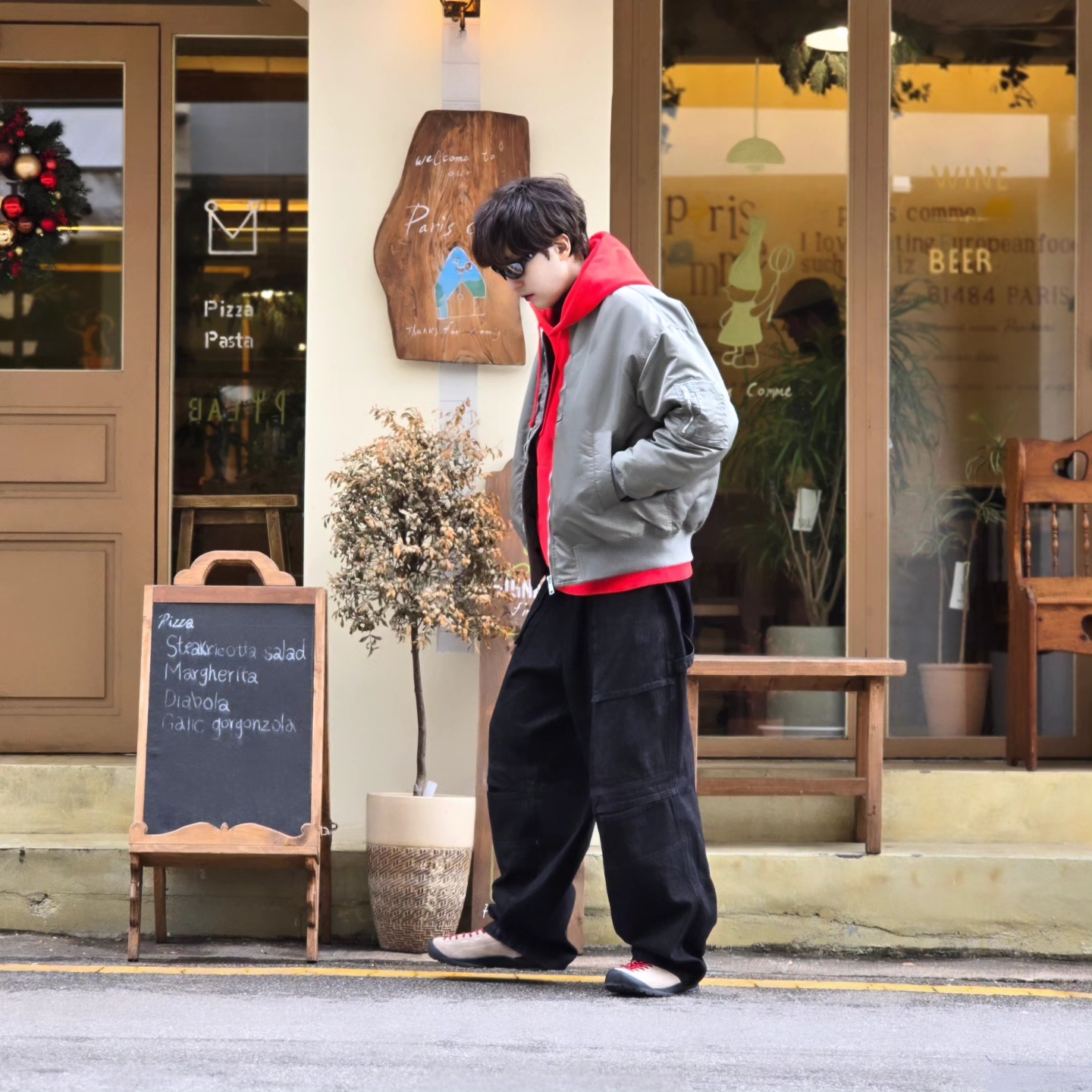 Stussy Beach Roots Hoodie Red, Keen Jasper Suede Sneakers Silver Mink 착용 스타일 - 4