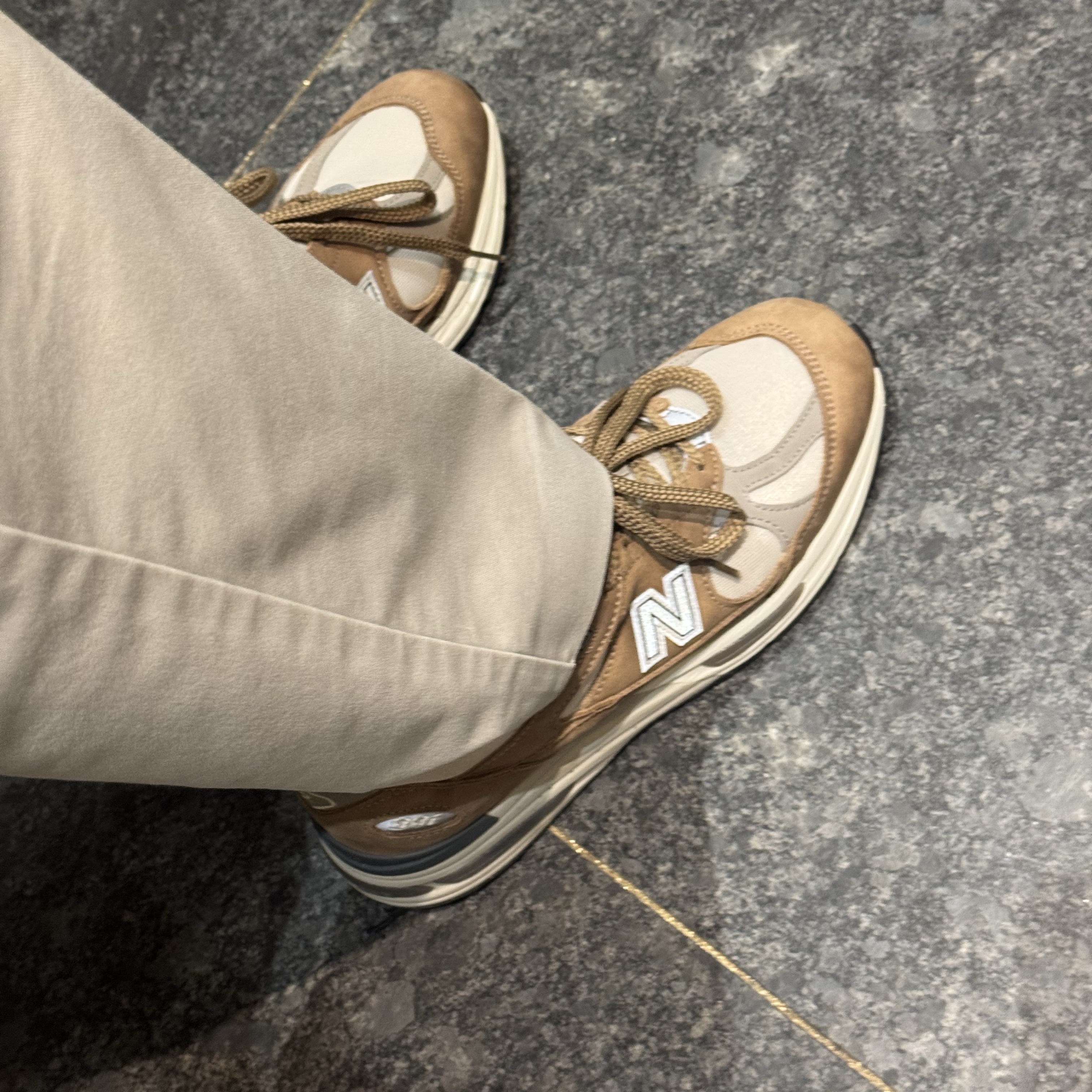 New Balance 991v2 Made in UK Coco Mocca 착용 스타일 - 4