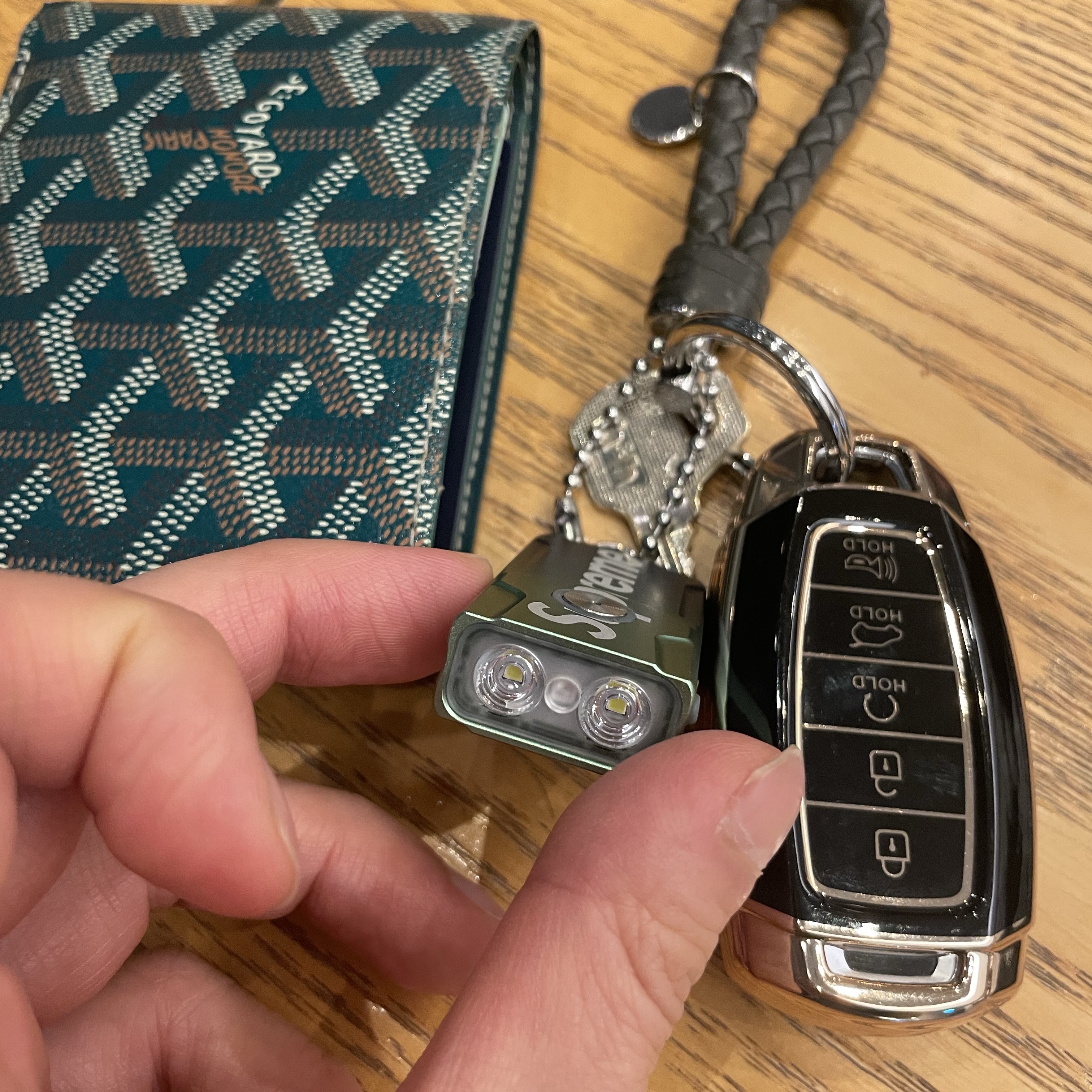Supreme x Fenix E03R Flashlight Keychain Multicolor - 24FW 착용 스타일 - 3