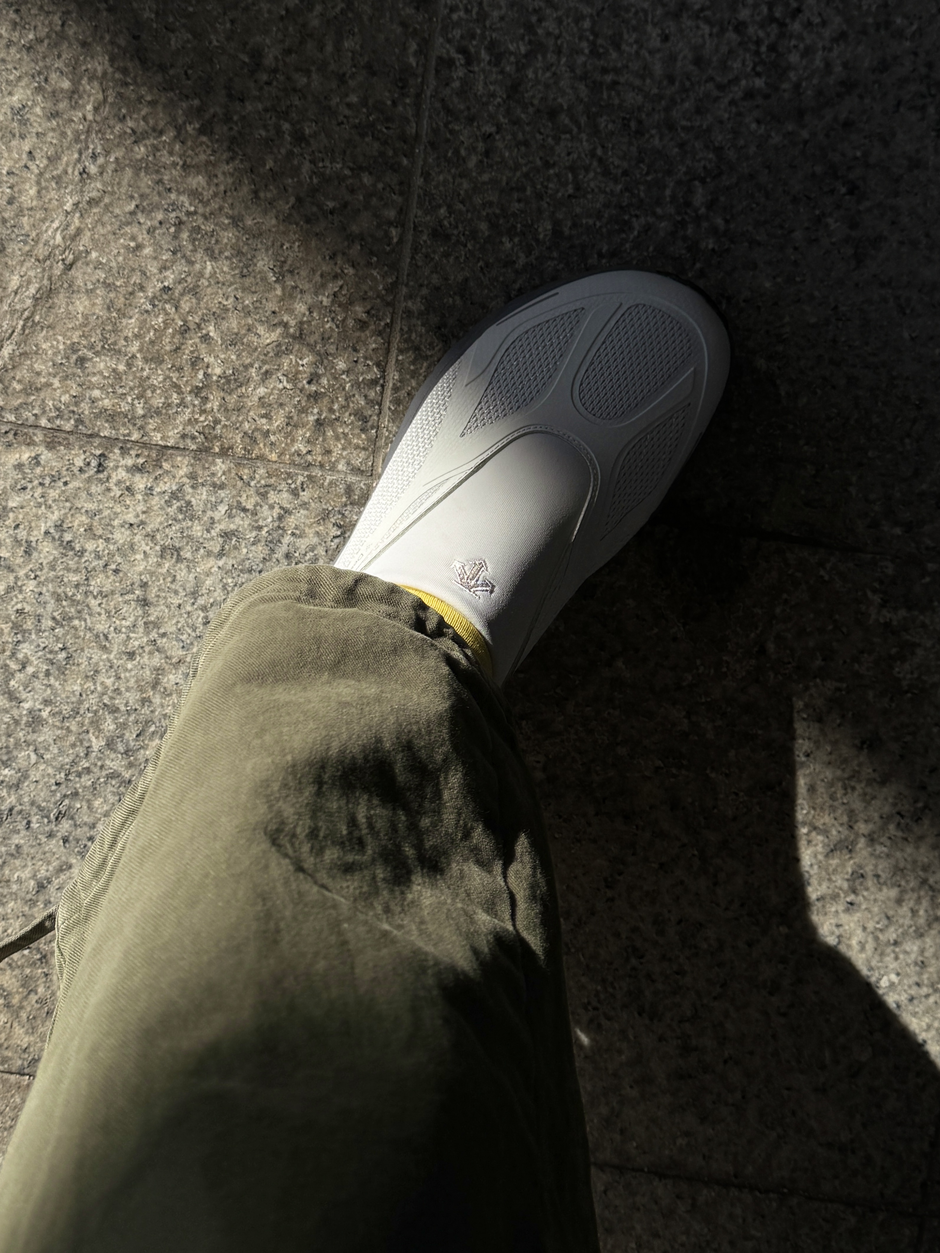 Nonnod Double Pocket Cargo Pants Vintage Khaki 착용 스타일 - 4