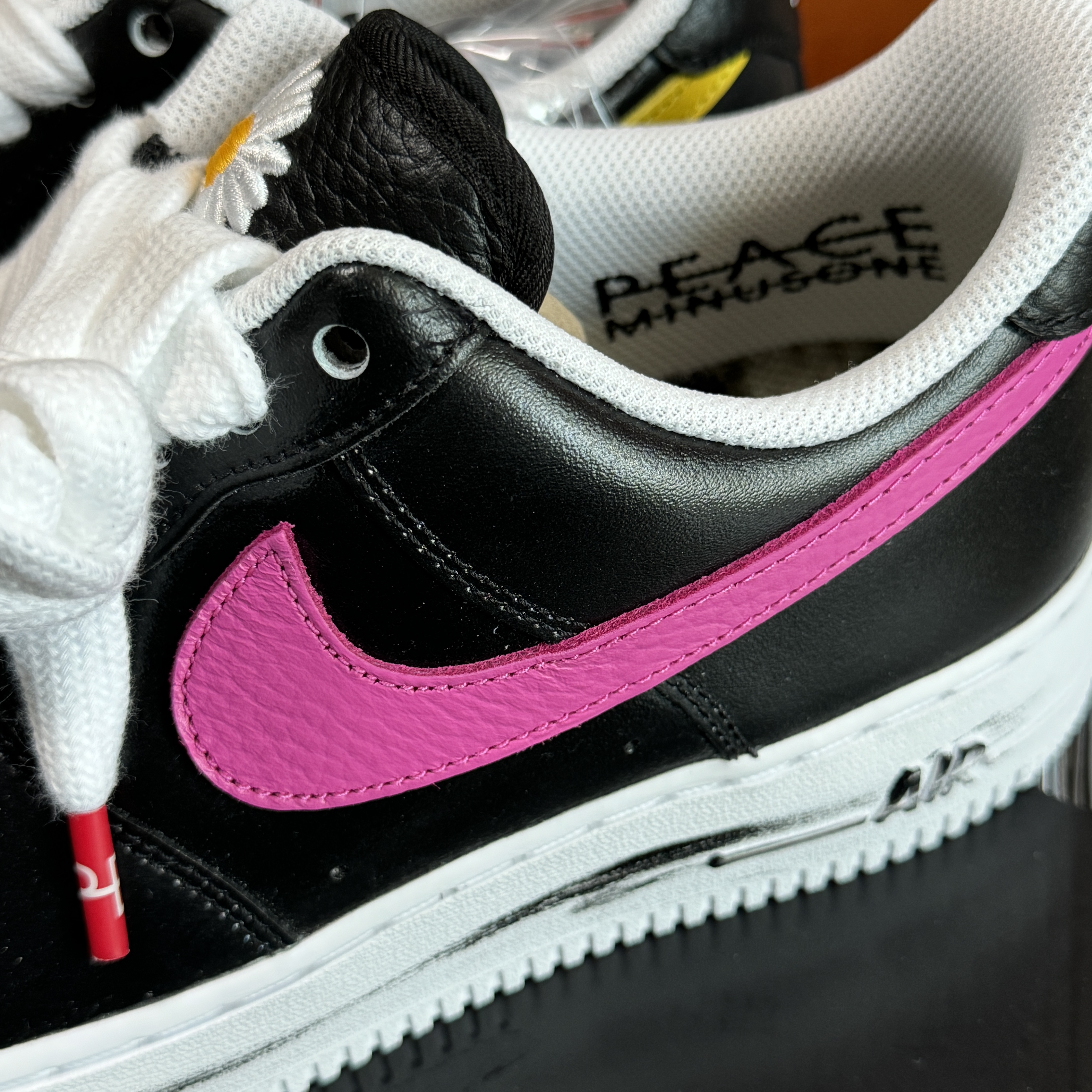 Monamhee x Peaceminusone Daihee Plush Keyring, Nike x Peaceminusone Air Force 1 Low Para-Noise 3.0 Black and Multicolor 착용 스타일 - 6
