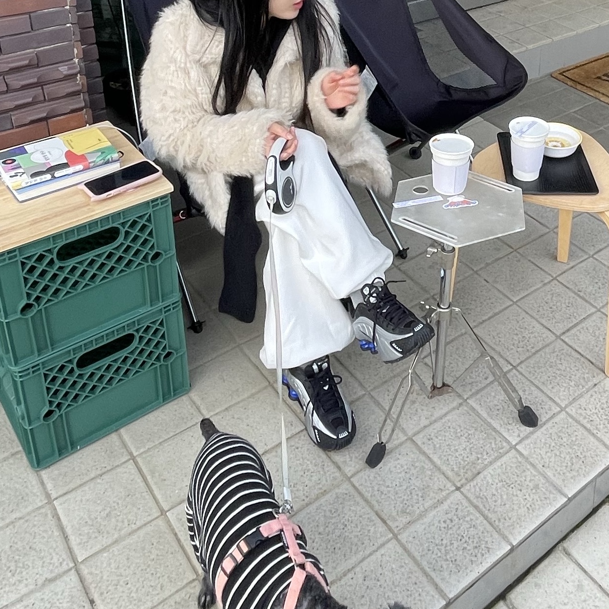 (W) Nike Shox R4 Metallic Silver and Black 착용 스타일 - 1