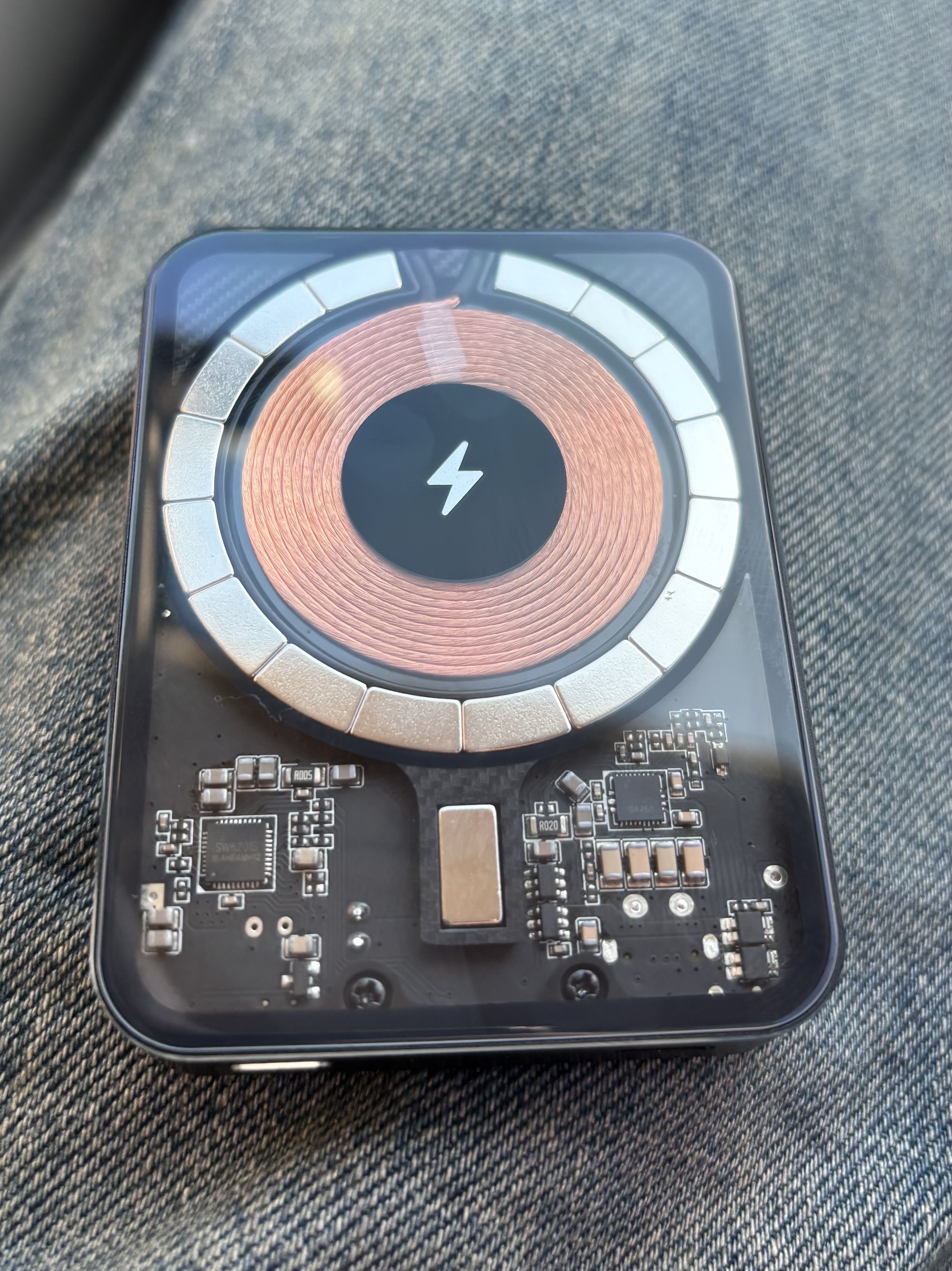 Tanglewood Transparent MagSafe Portable Battery 5000mAh 착용 스타일