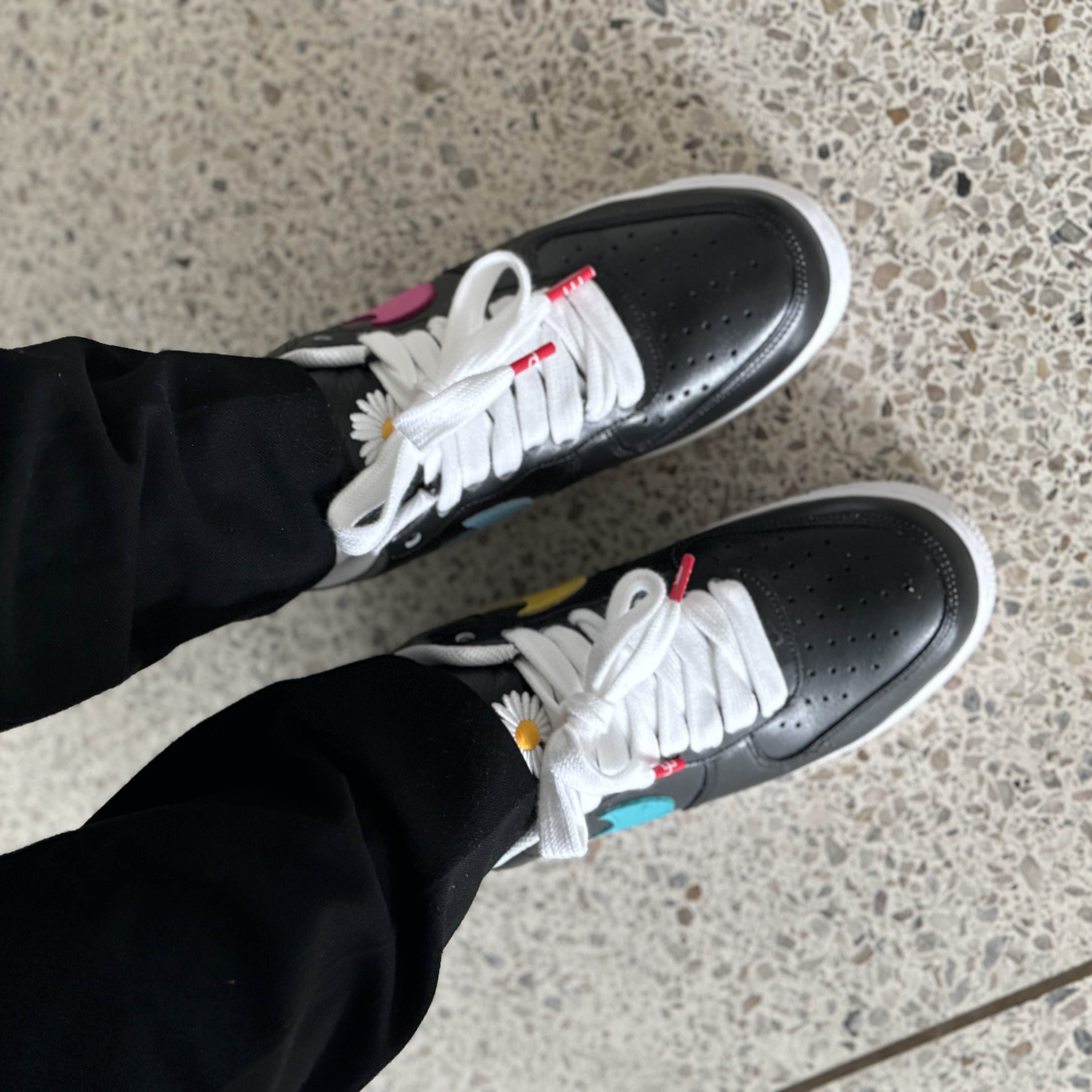 Monamhee x Peaceminusone Daihee Plush Keyring, Nike x Peaceminusone Air Force 1 Low Para-Noise 3.0 Black and Multicolor 착용 스타일 - 3