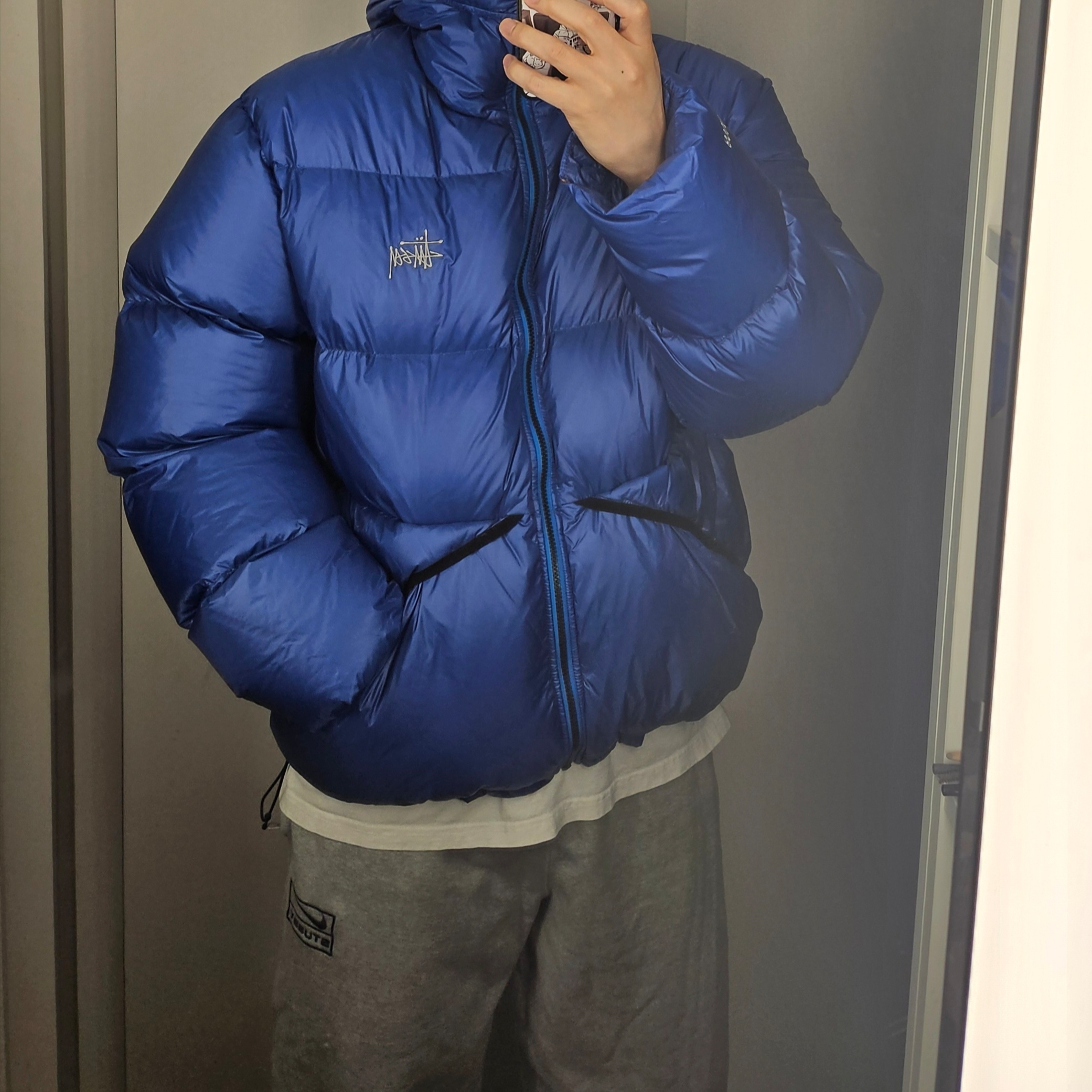 Stussy Down Parka Micro Ripstop Royal Blue, Nike x Stussy NRG Fleece Pants Dark Grey Heather (DO9340-063) 착용 스타일