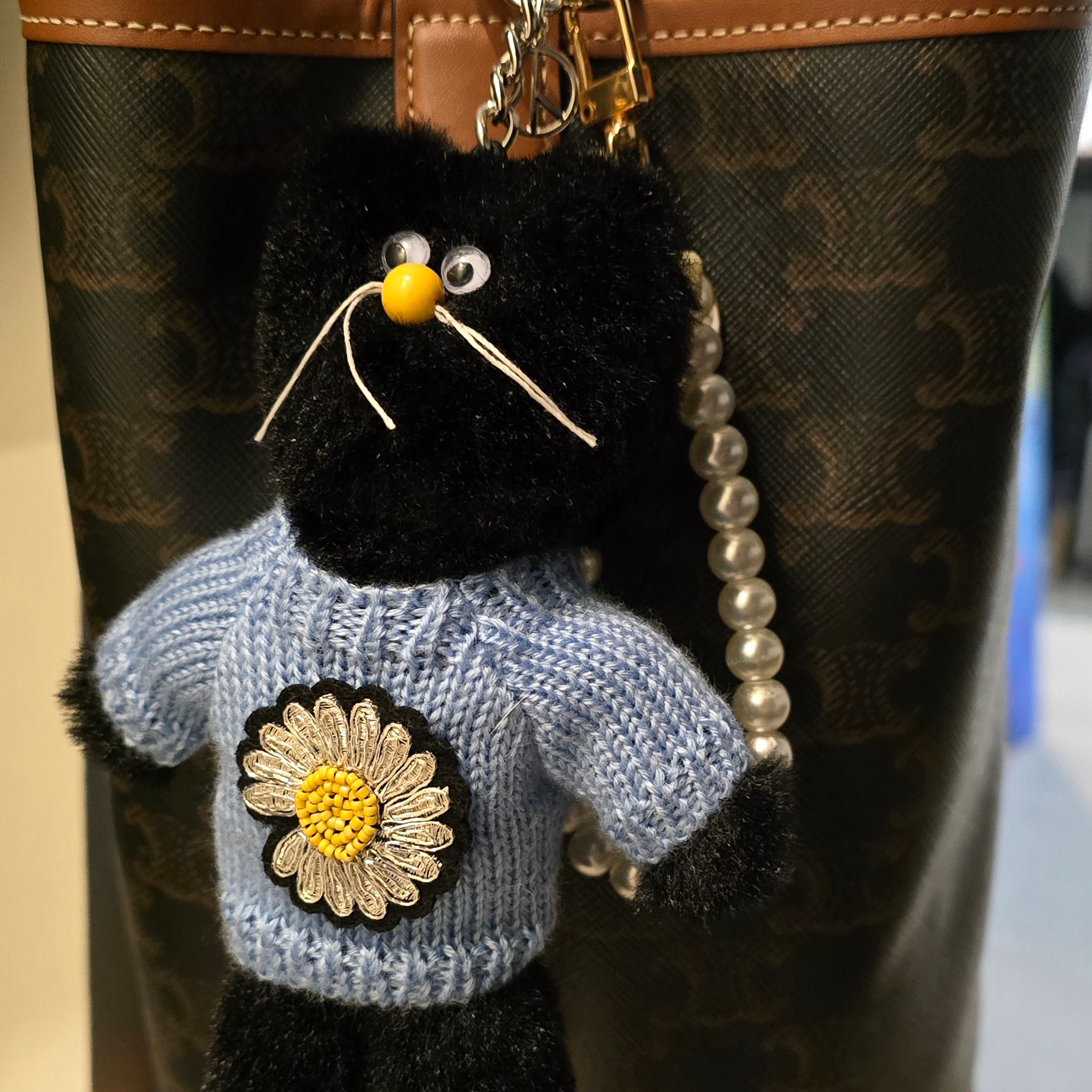 Monamhee x Peaceminusone Daihee Plush Keyring 착용 스타일