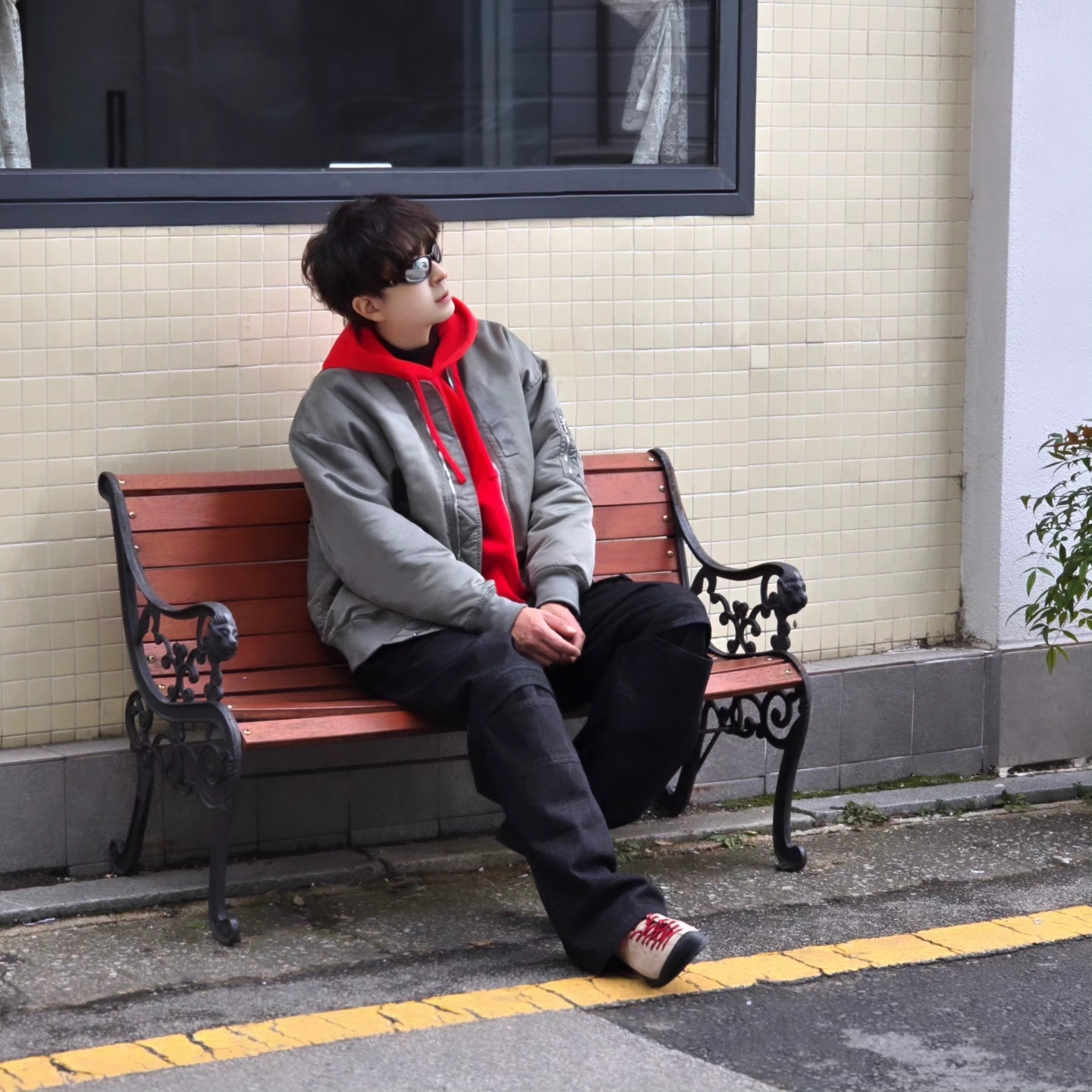 Stussy Beach Roots Hoodie Red, Keen Jasper Suede Sneakers Silver Mink 착용 스타일 - 4