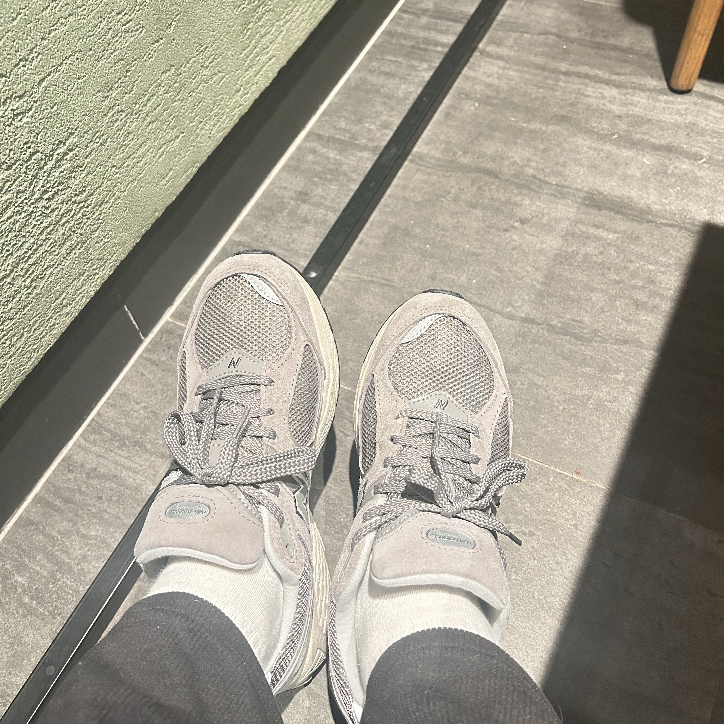 New Balance 2002R Grey 착용 스타일