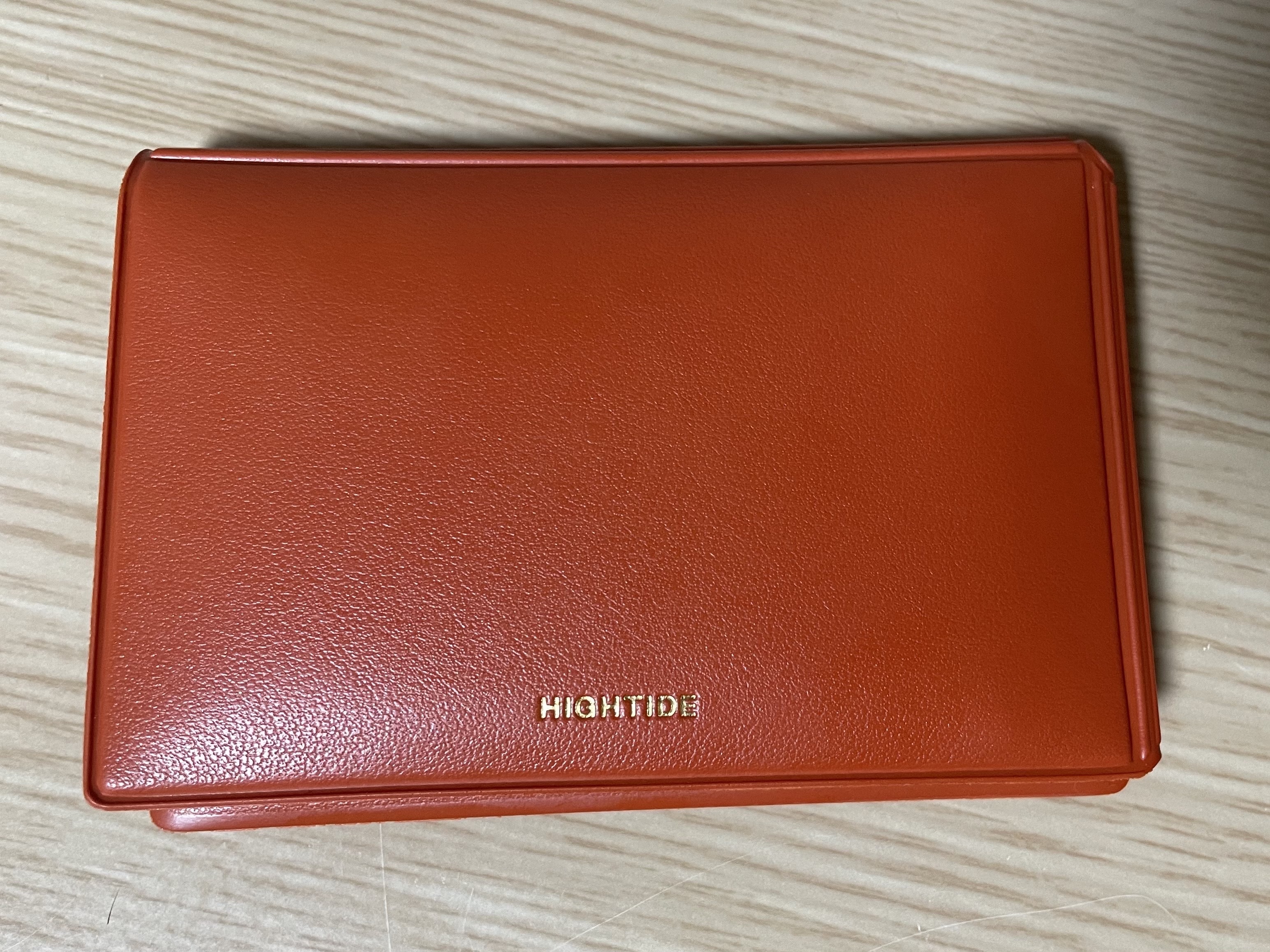 Beams x Hightide Special Order Pass & Card Case Orange 착용 스타일