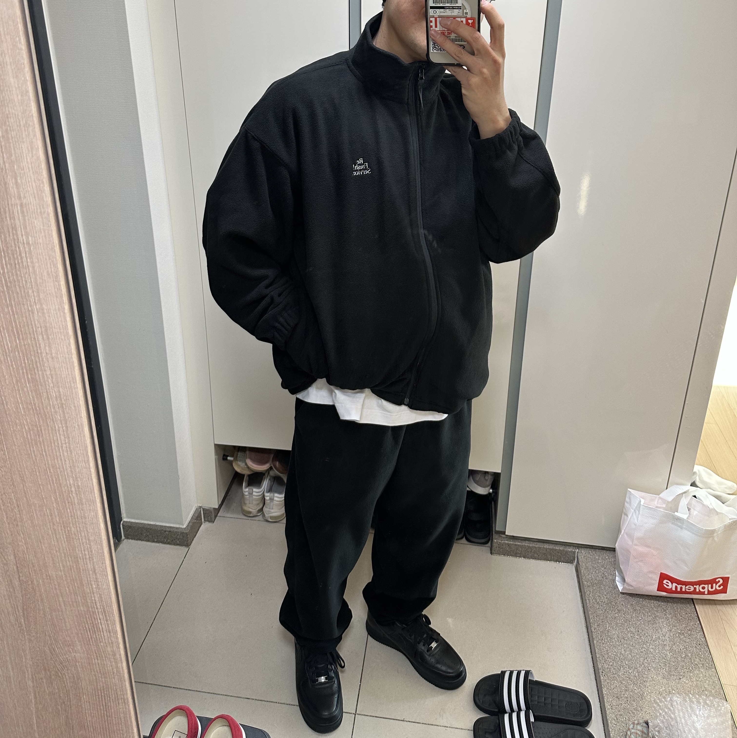 Nike x 1017 Alyx 9SM Air Force 1 Low SP Black, Nanamica Kodenshi Pocket T-Shirt White 착용 스타일