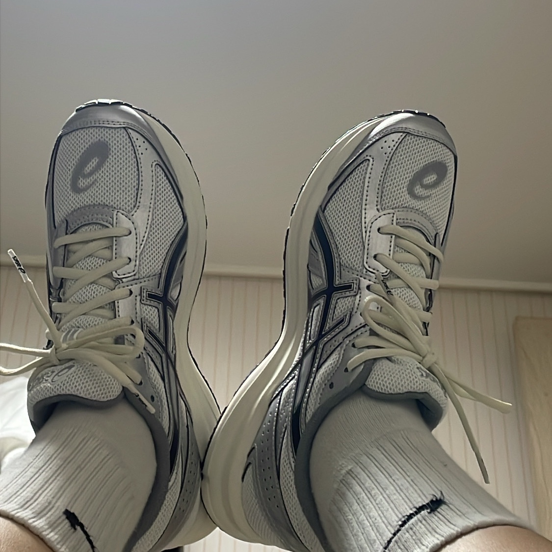 Asics Jog 100 S White Black - 2E Wide 착용 스타일