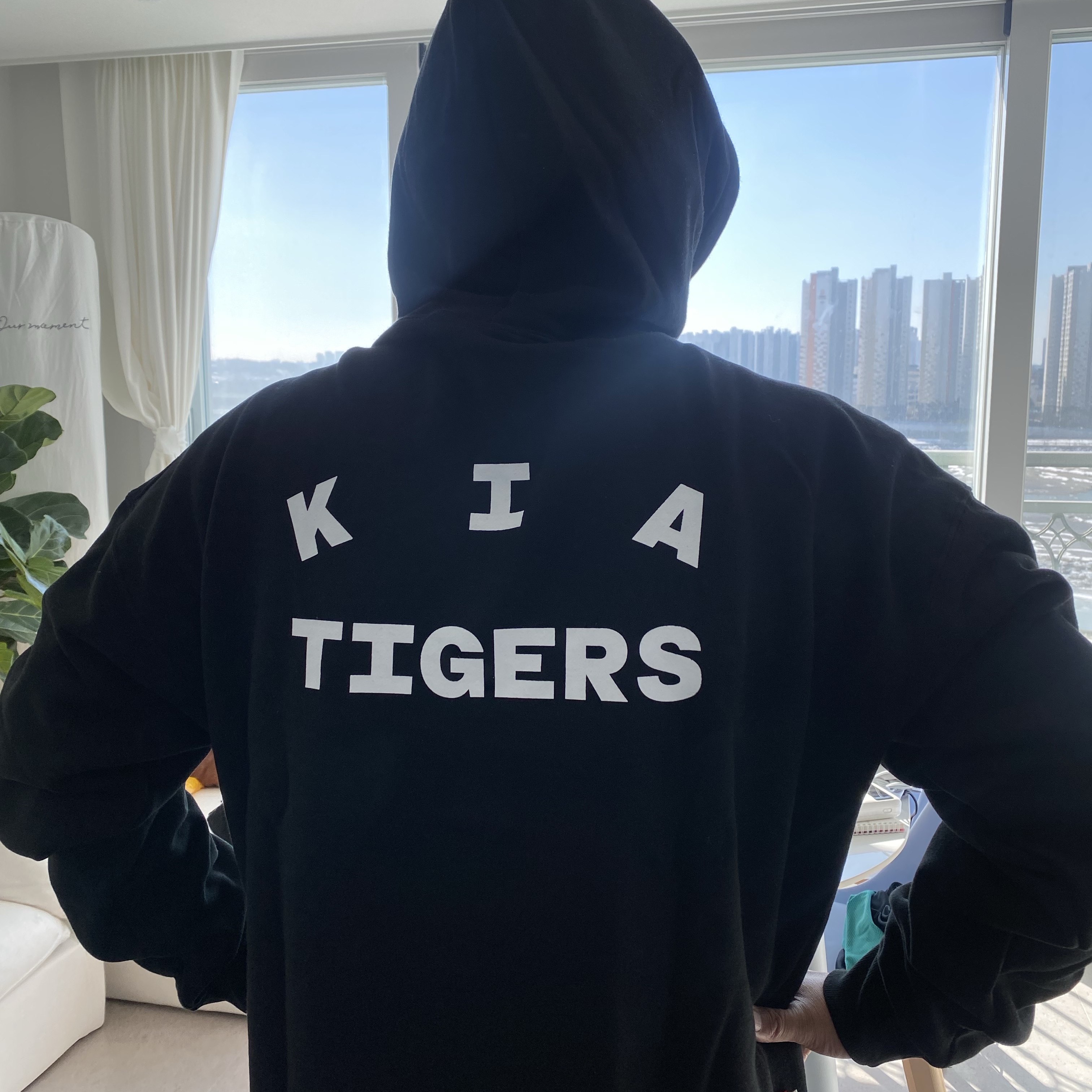 Kia Tigers x IAB Studio Brand Day Hoodie Black 착용 스타일