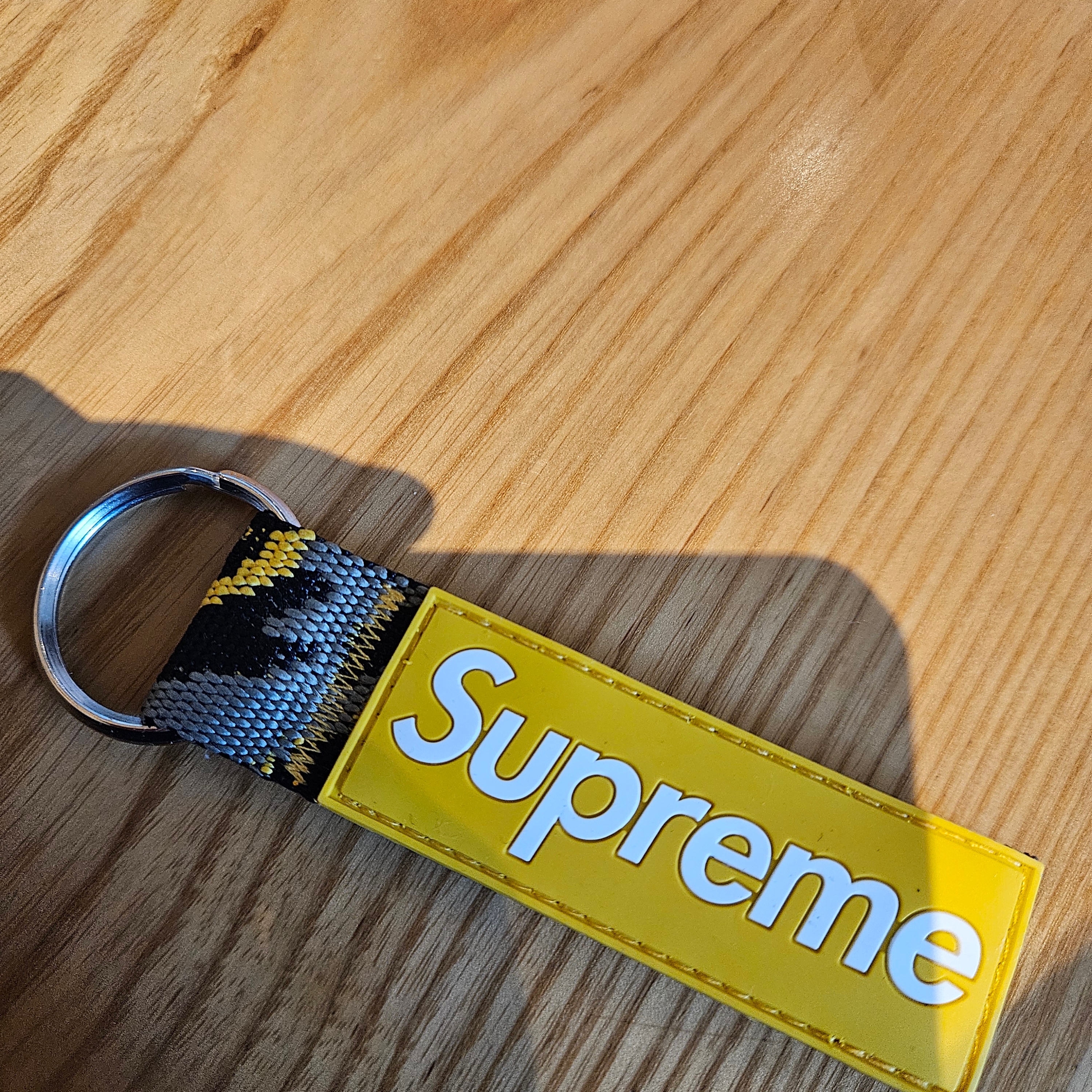 Supreme Webbing Keychain Yellow Camo - 23SS 착용 스타일