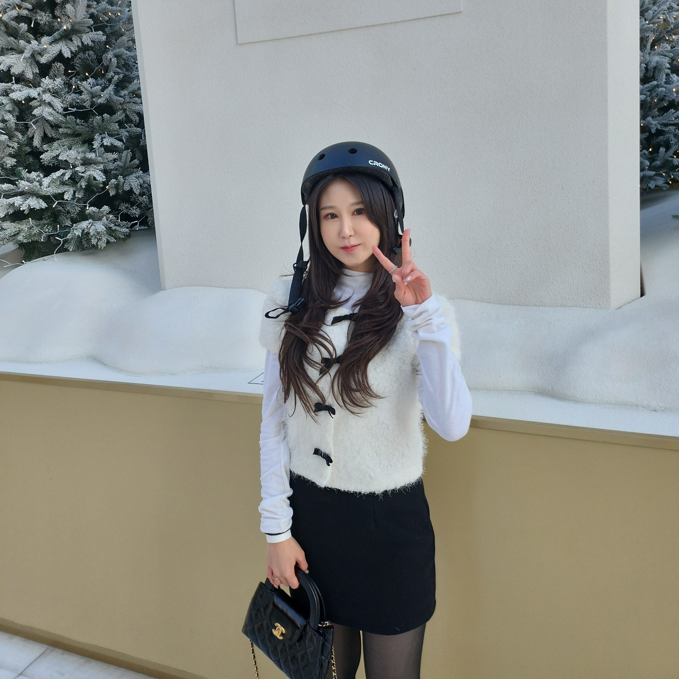 Chanel Mini Shopping Bag Shiny Aged Calfskin & Gold Black 착용 스타일 - 3