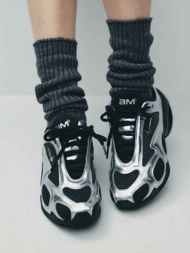 (W) Nike Air Max Muse Black and Metallic Silver 착용 스타일 - 1