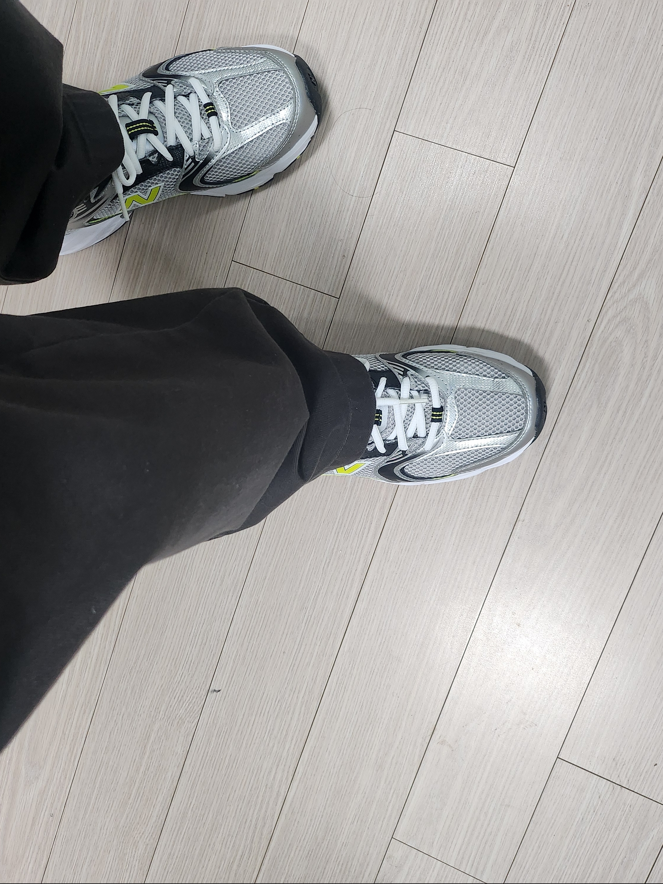 New Balance 530 Silver, New Balance 2002R Grey 착용 스타일 - 1