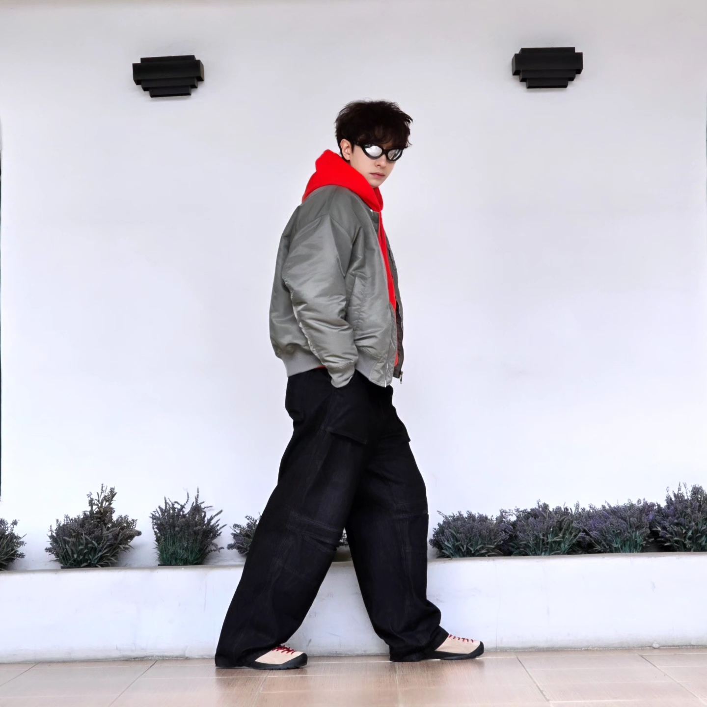 Stussy Beach Roots Hoodie Red, Keen Jasper Suede Sneakers Silver Mink 착용 스타일 - 4