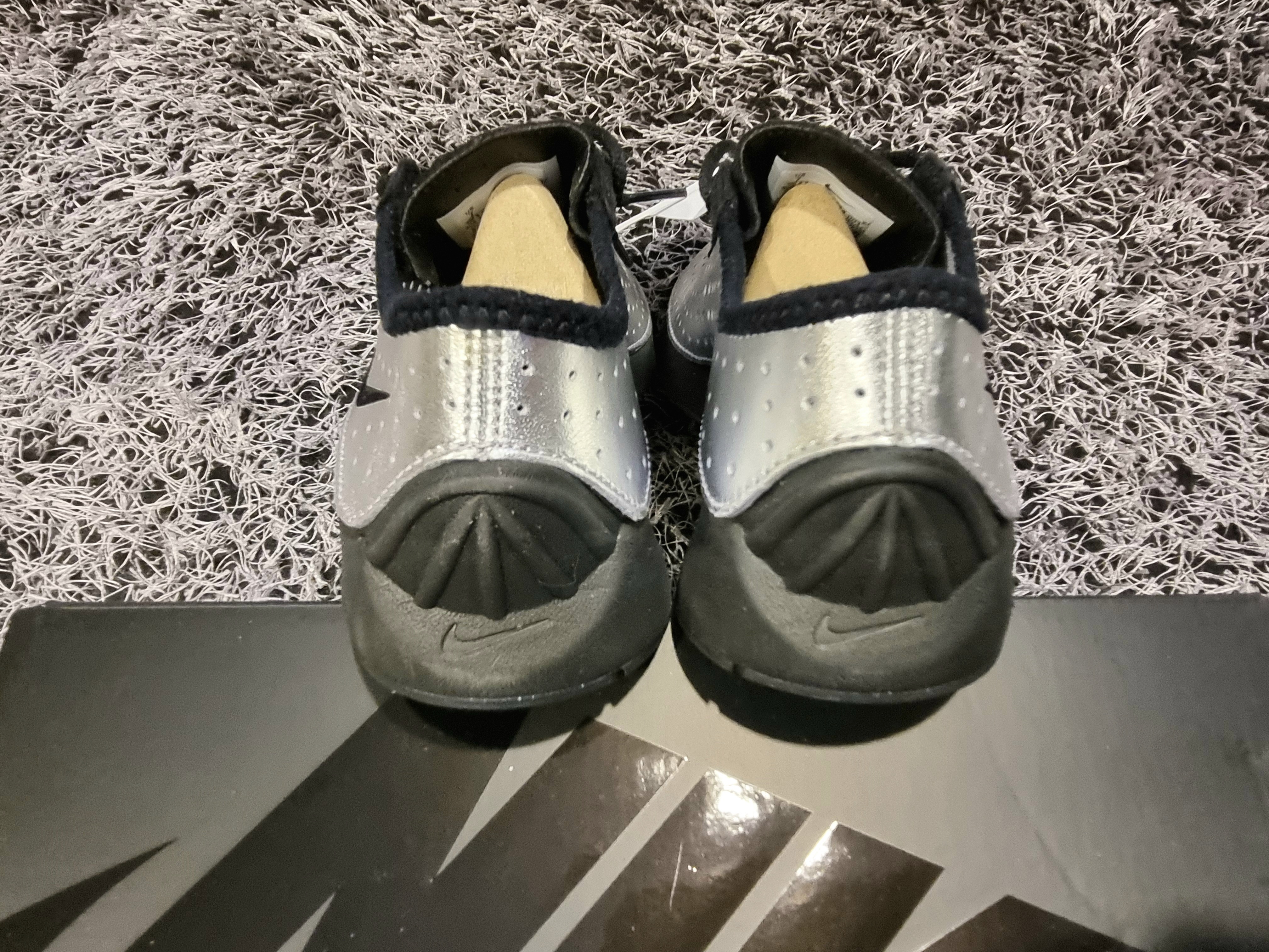(W) Nike Air Superfly Metallic Silver and Black 착용 스타일 - 5