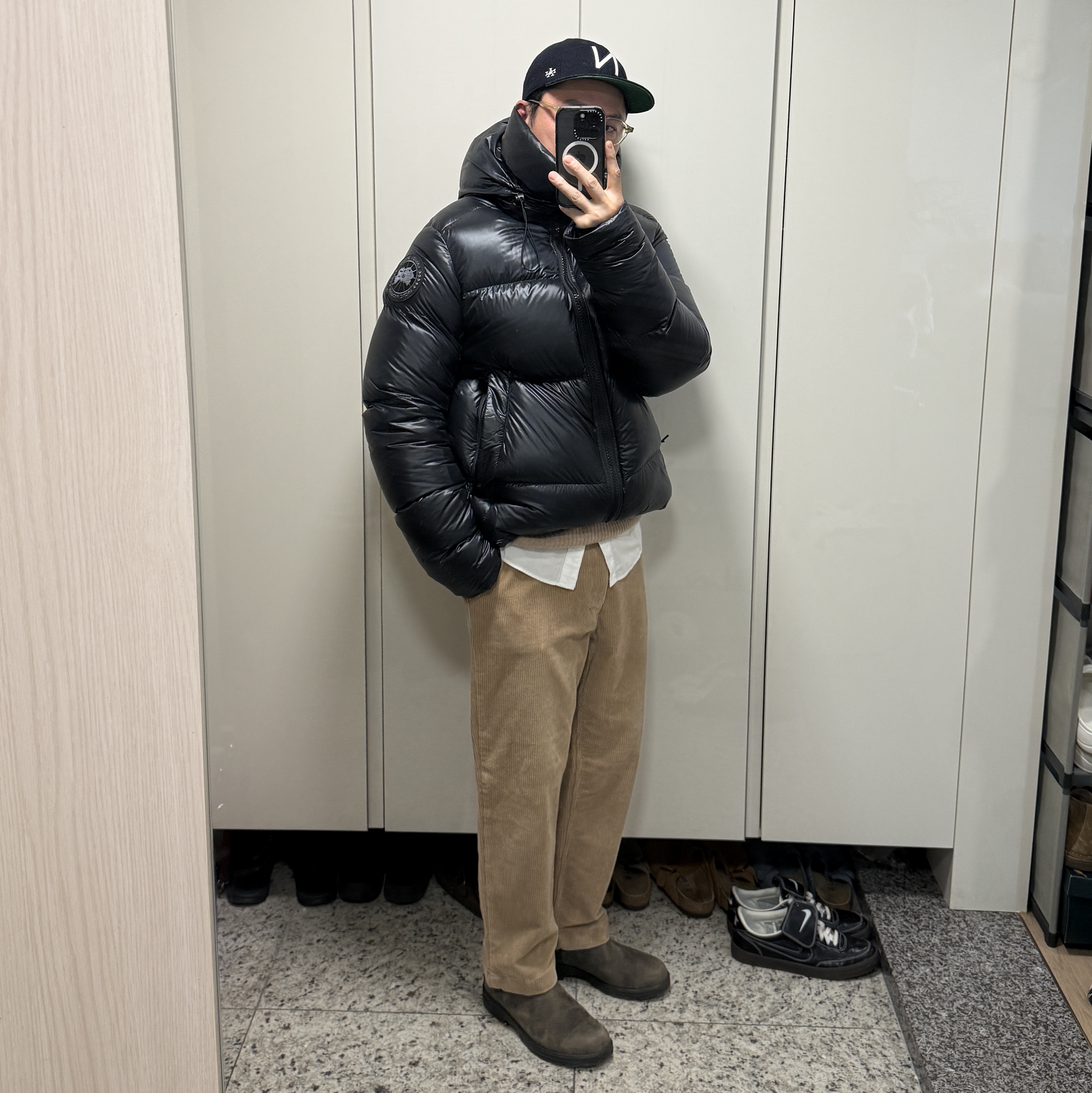 Canada Goose Crofton Puffer Black Label Black, BLUNDSTONE Classics 585 Chelsea Boots Rustic Brown 착용 스타일 - 3