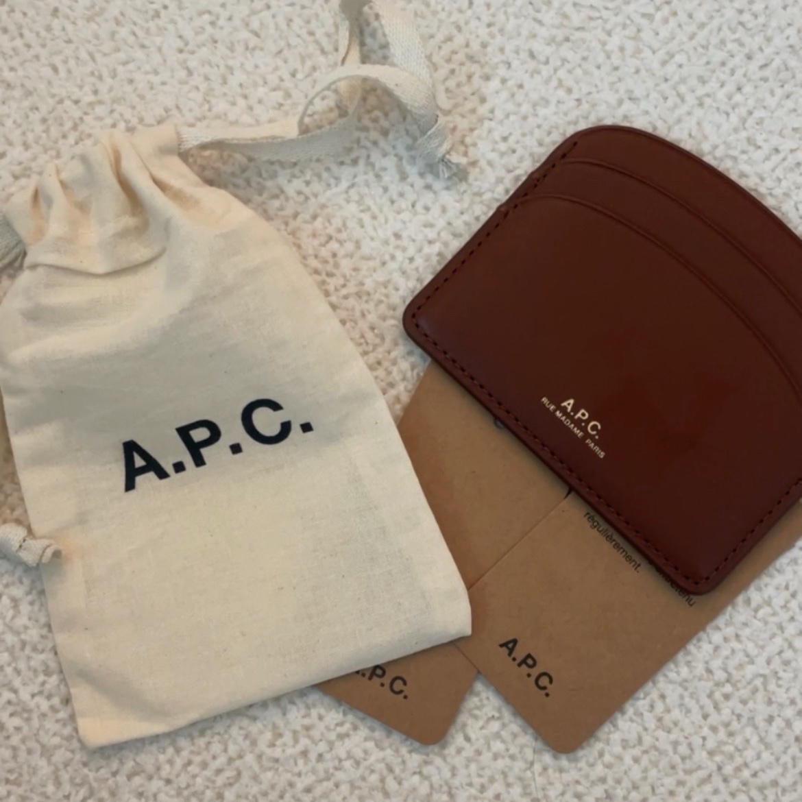 A.P.C. Demi-Lune Card Holder Nut Brown 착용 스타일