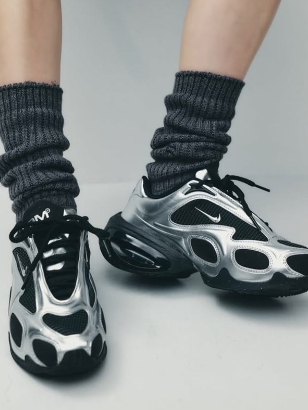 (W) Nike Air Max Muse Black and Metallic Silver 착용 스타일 - 3