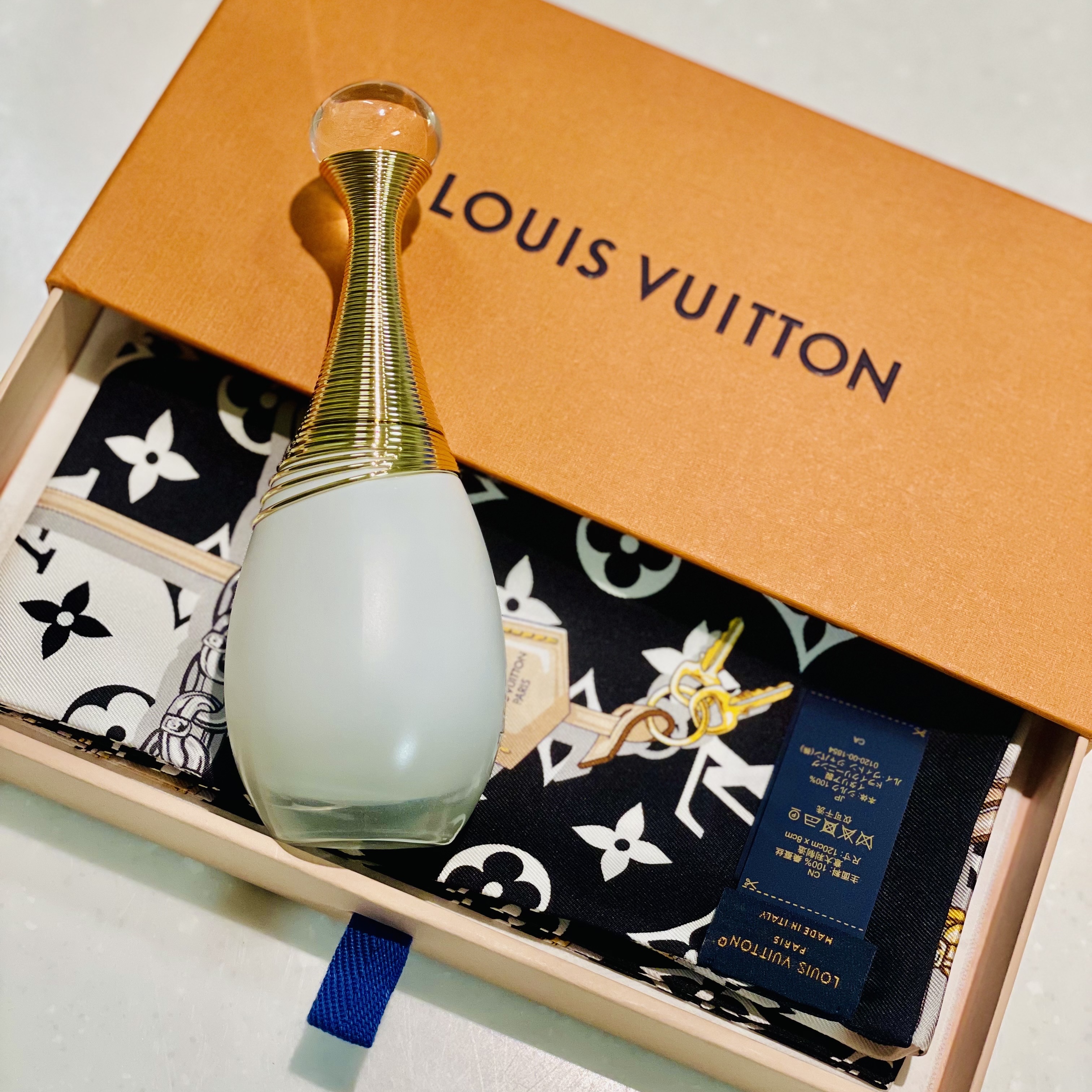 (W) Louis Vuitton Monogram Confidential Bandeau Black 착용 스타일