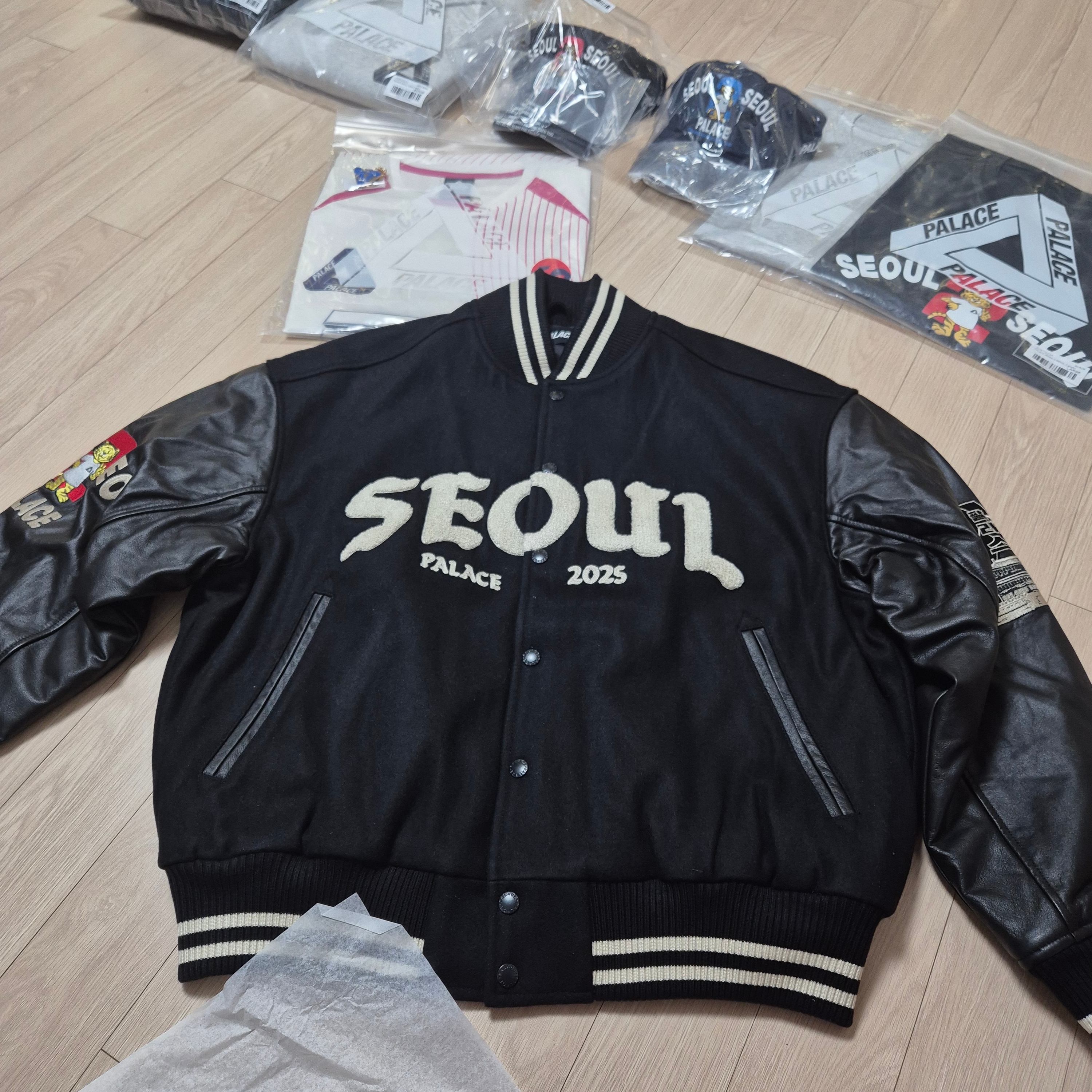 Palace Seoul 2 Seoul Varsity Jacket Black - 25SS, Palace Seoul 2 Seoul 6-Panel Cap Black - 25SS 착용 스타일 - 2