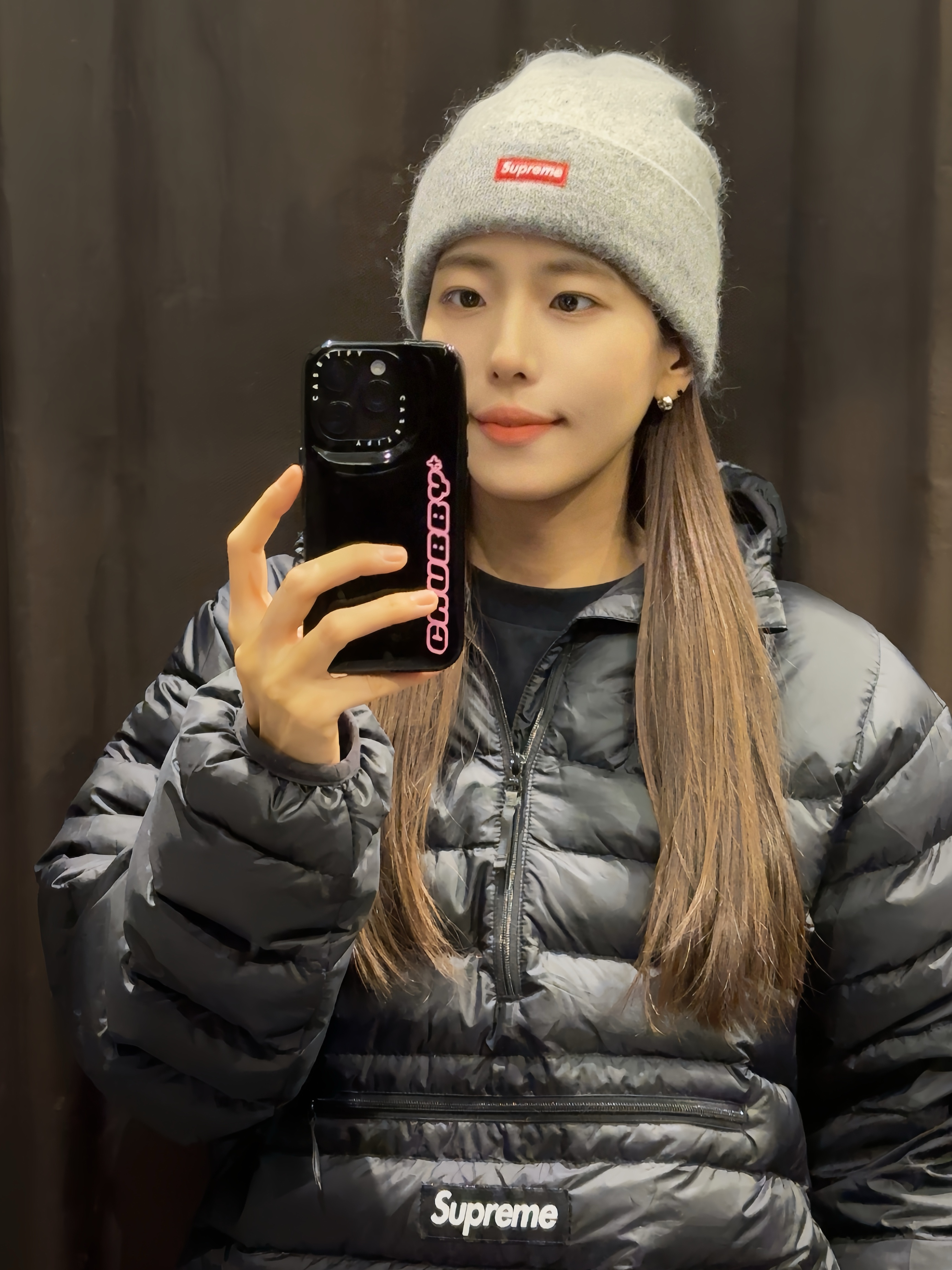 Supreme Mohair Beanie Heather Grey - 24FW, Supreme Micro Down Half Zip Hooded Pullover Black - 24FW 착용 스타일 - 1